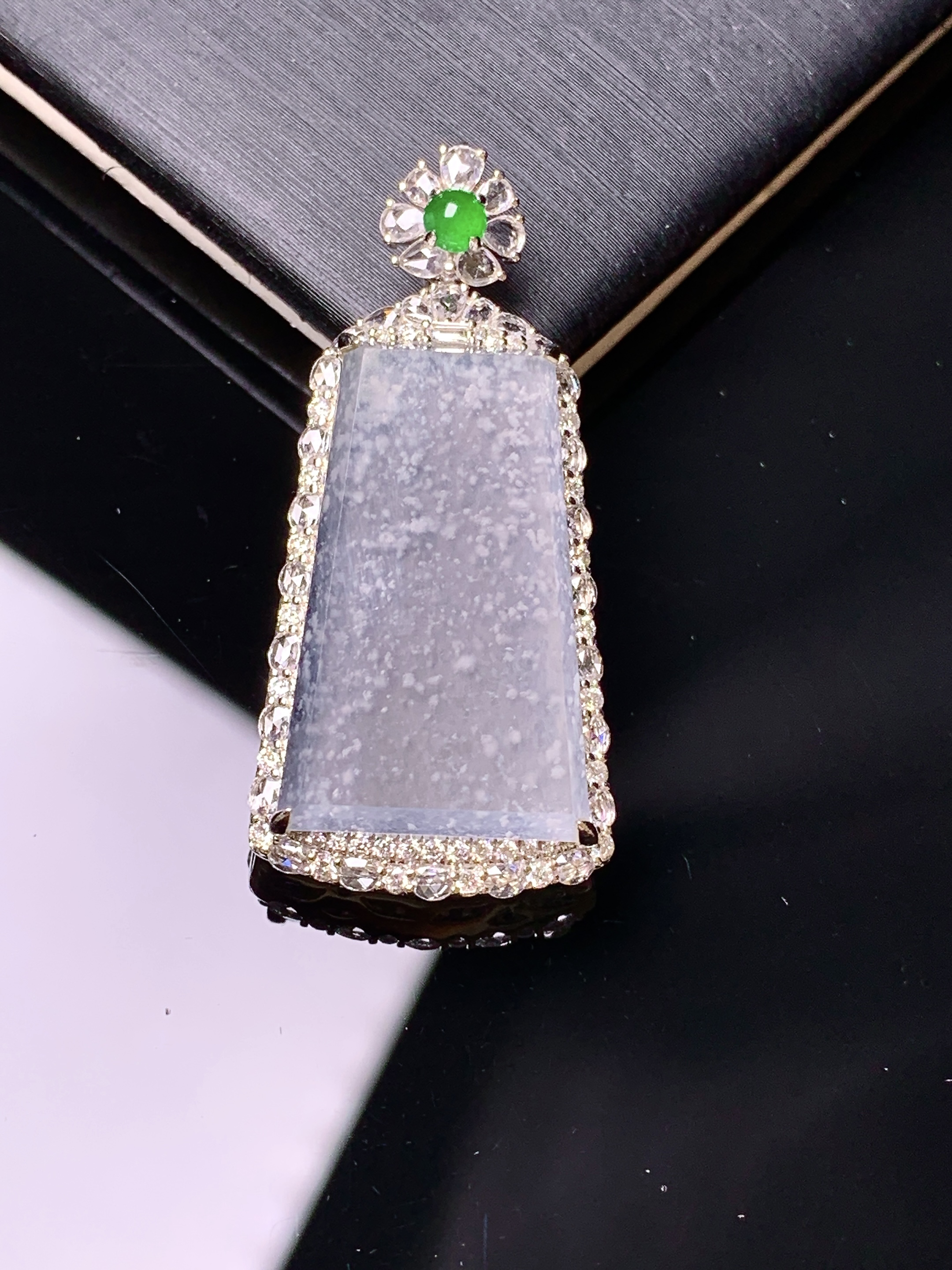 18k金钻镶嵌冰种雪花棉无事牌吊坠 玉质细腻 色泽艳丽清新 水润亮眼 整体尺寸36*16.8*6.8