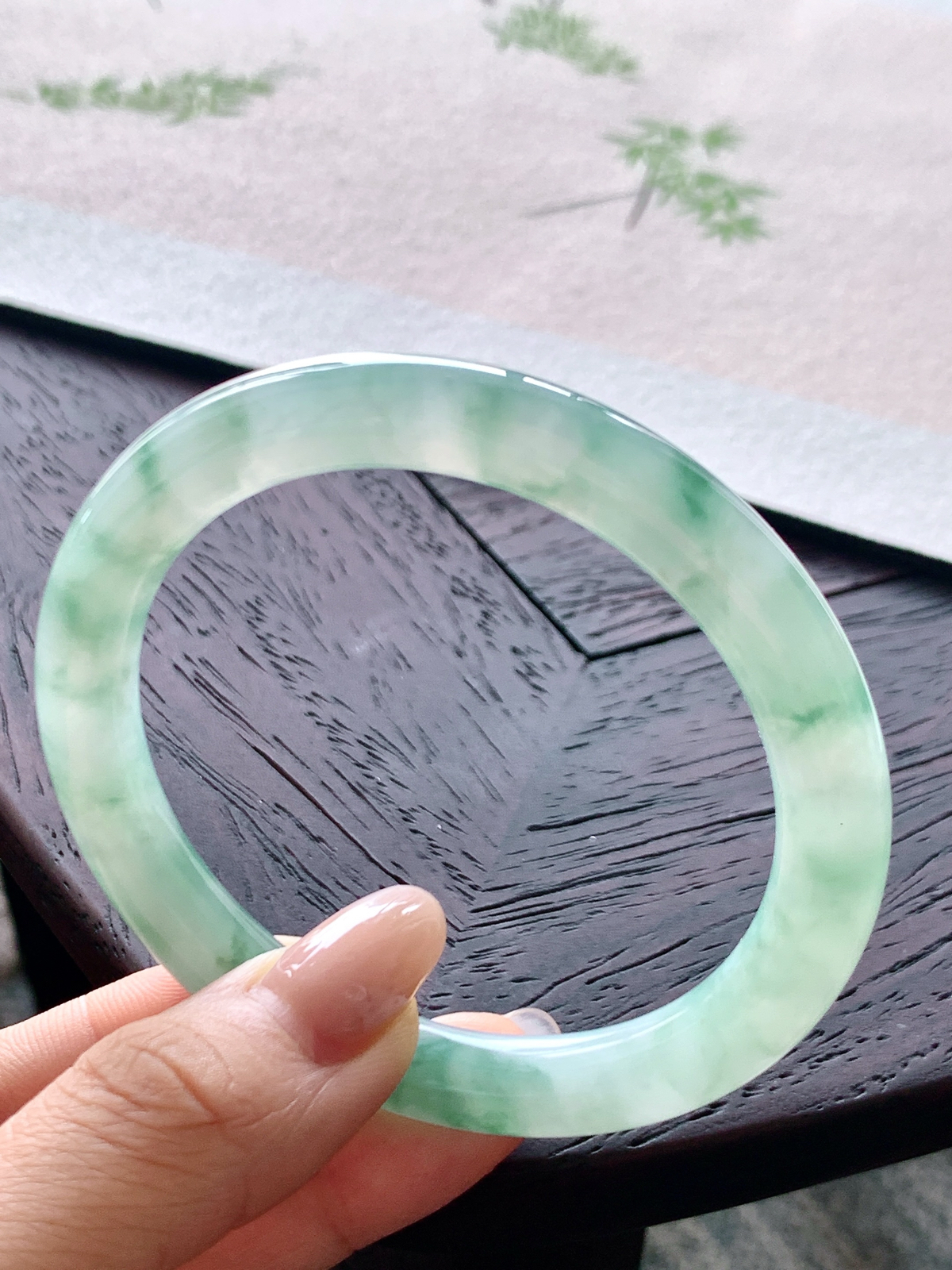 【手镯】️圆条 圈口 57 58 
【尺寸】56.4-8.4-8.5
【说明】冰底晴岚 冰晴水 冰飘花 种老细腻 缅甸A货翡翠 有细纹