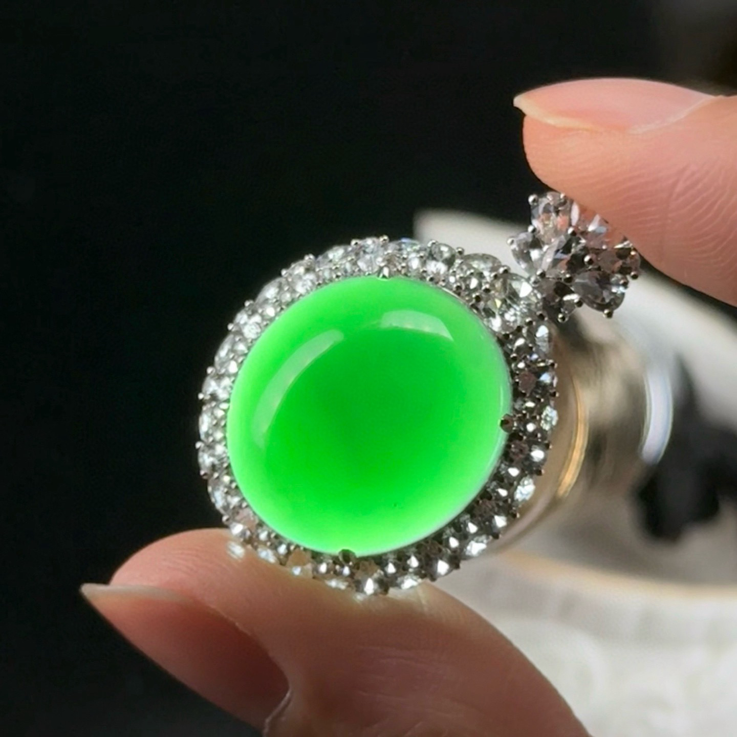 精品18k墨翠蛋面吊坠 种好色正 黑度极好 打灯通透去油性十足 尺寸33