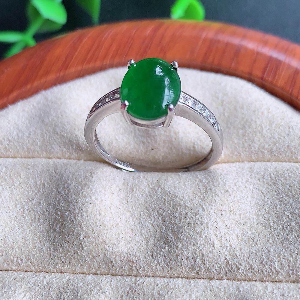 冰润满绿精美环形翡翠戒指  玉质细腻  冰清玉润  飘花灵动  颜色漂亮  W481.21   内径尺寸：18-10-5.8mm  裸石尺寸：10-8mm