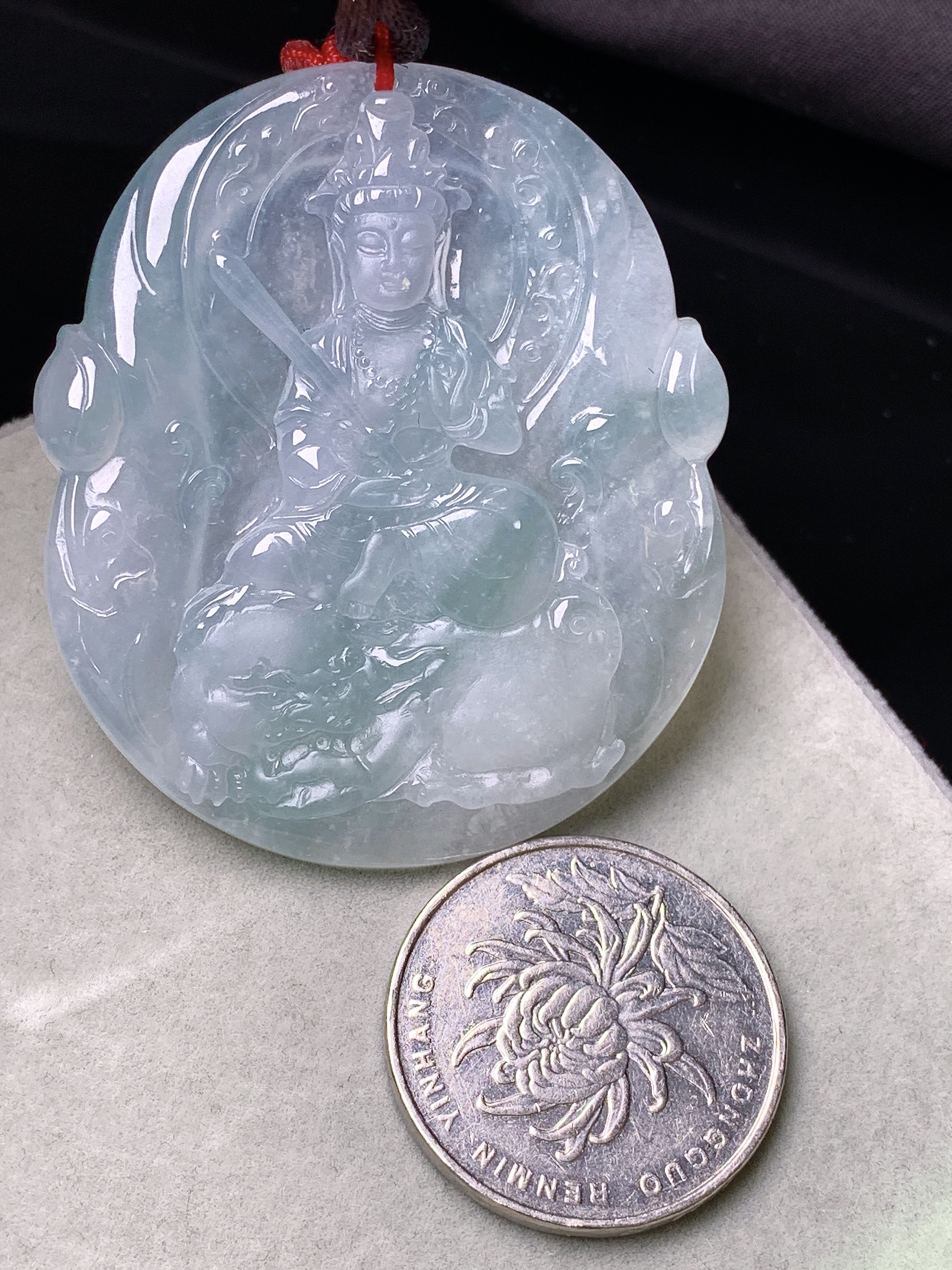 飘绿文殊观音菩萨吊坠 玉质细腻 色泽艳丽清新 水润亮眼 整体尺寸50.8*43.2*5.6b2