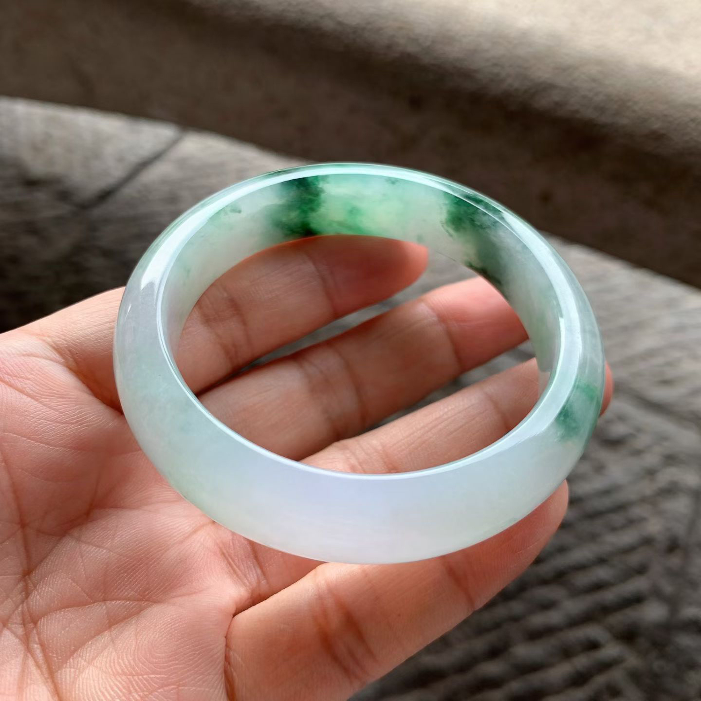 飘绿花正圈手镯尺寸55.5*13*8 种质细腻，温润柔和，底子清爽，绿花浓淡相宜，低调又显贵！