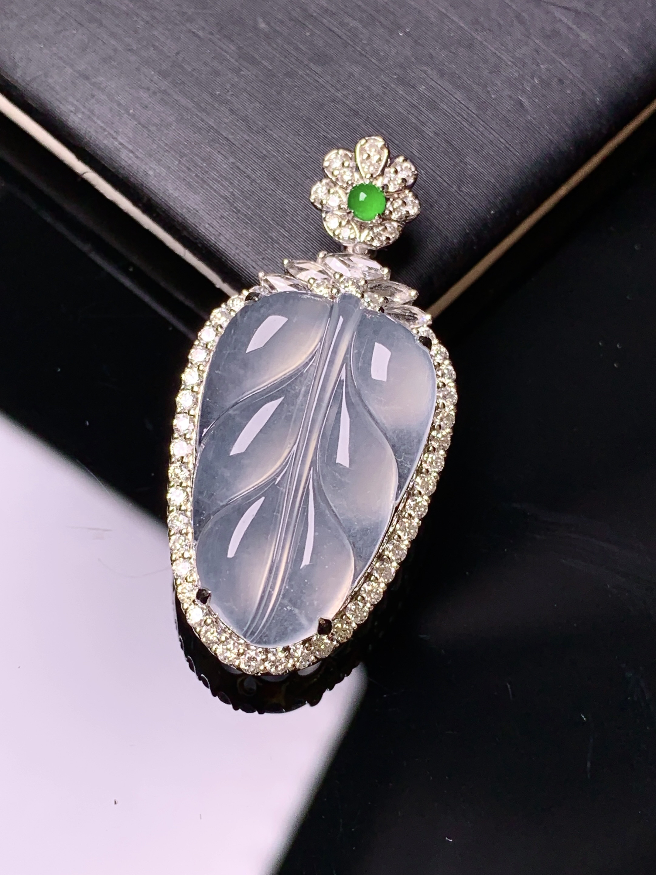 18k金钻镶嵌冰种树叶吊坠 玉质细腻 色泽艳丽清新 水润亮眼 整体尺寸35.2*17.2*8.2d2