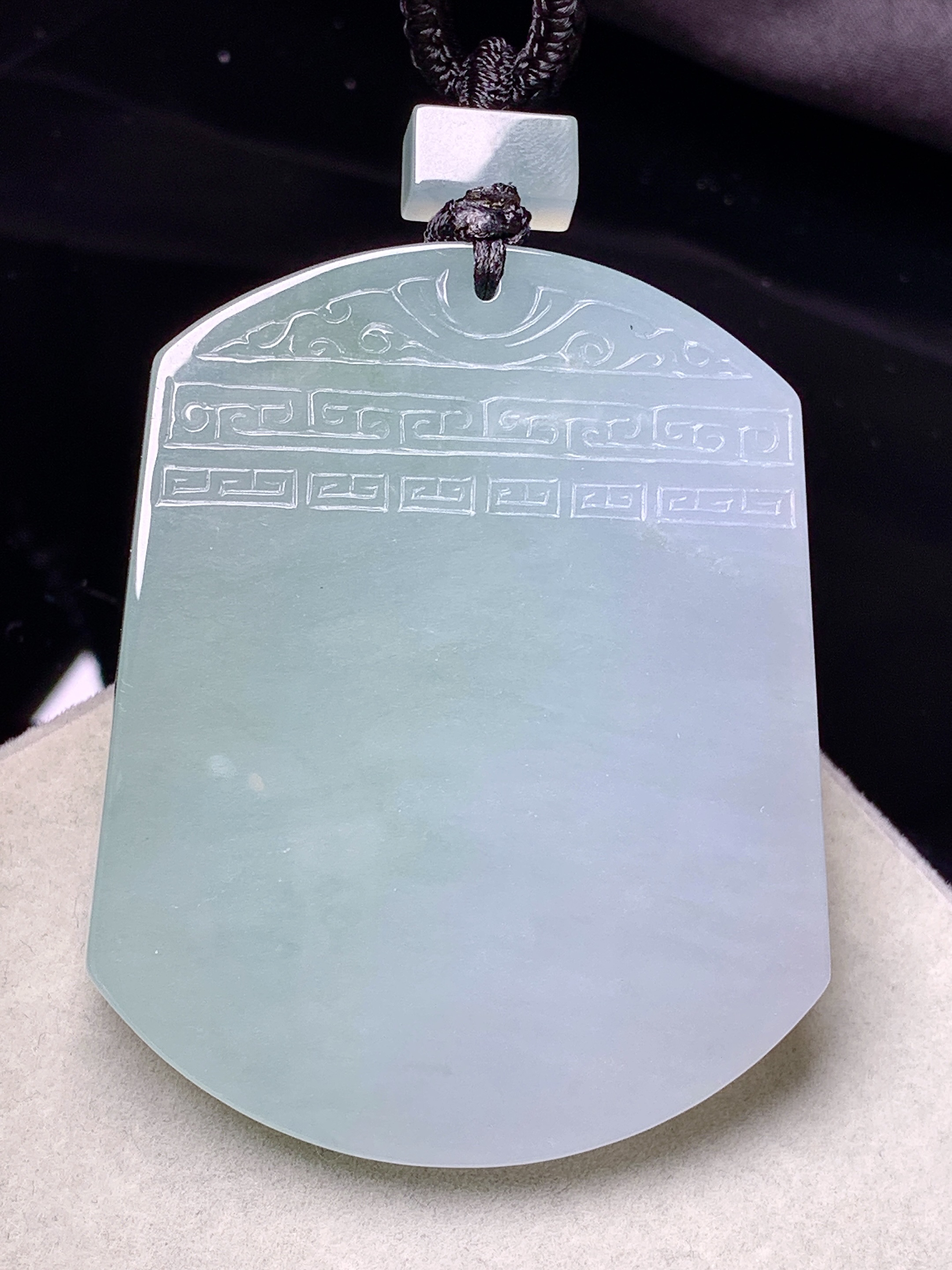 淡紫罗兰飘绿无事牌吊坠 玉质细腻 色泽艳丽清新 水润亮眼 整体尺寸52.7*42.5*5.2L1