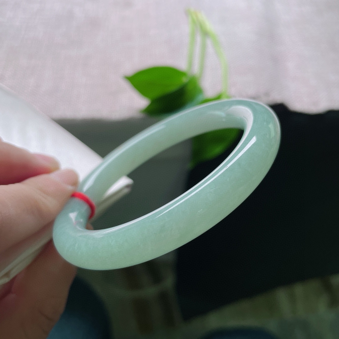 55/9.8。晴绿圆条手镯，无暇