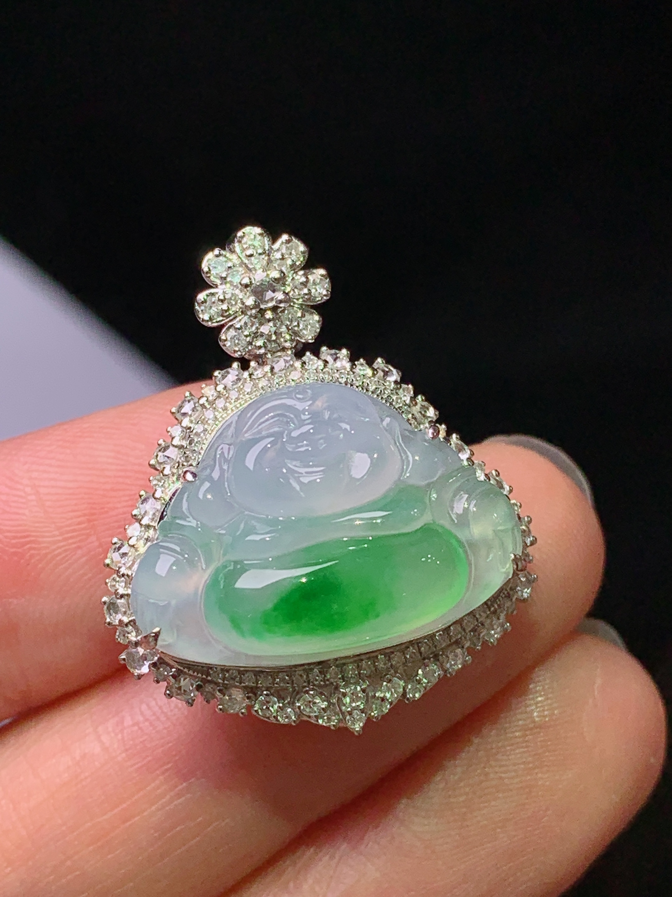 18k金钻镶嵌飘绿佛公吊坠 玉质细腻 色泽艳丽清新 水润亮眼 整体尺寸27.6*23.3*13y4