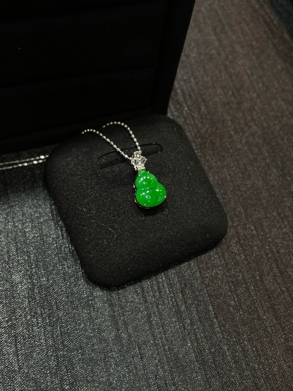 满色 正阳绿 mini葫芦吊坠

18k金简镶嵌