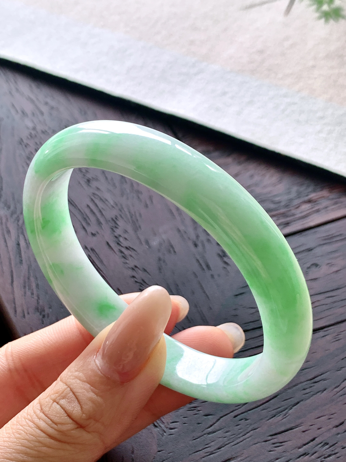 【手镯】️贵妃 圈口 55 56
【尺寸】57.5-49.5-11.3-6.8
【说明】翠烟绕镯 飘绿花 冰飘花 种老细腻 缅甸A货翡翠 完美