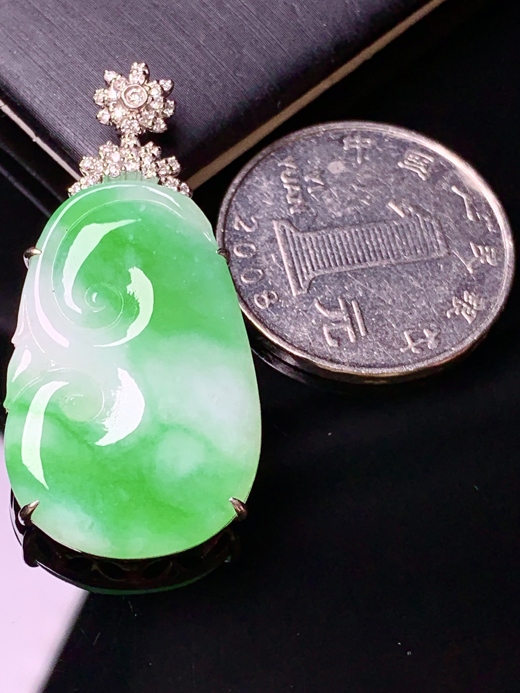 18k金钻镶嵌飘绿如意吊坠 玉质细腻 色泽艳丽清新 水润亮眼 整体尺寸39.5*19.2*5.3zy