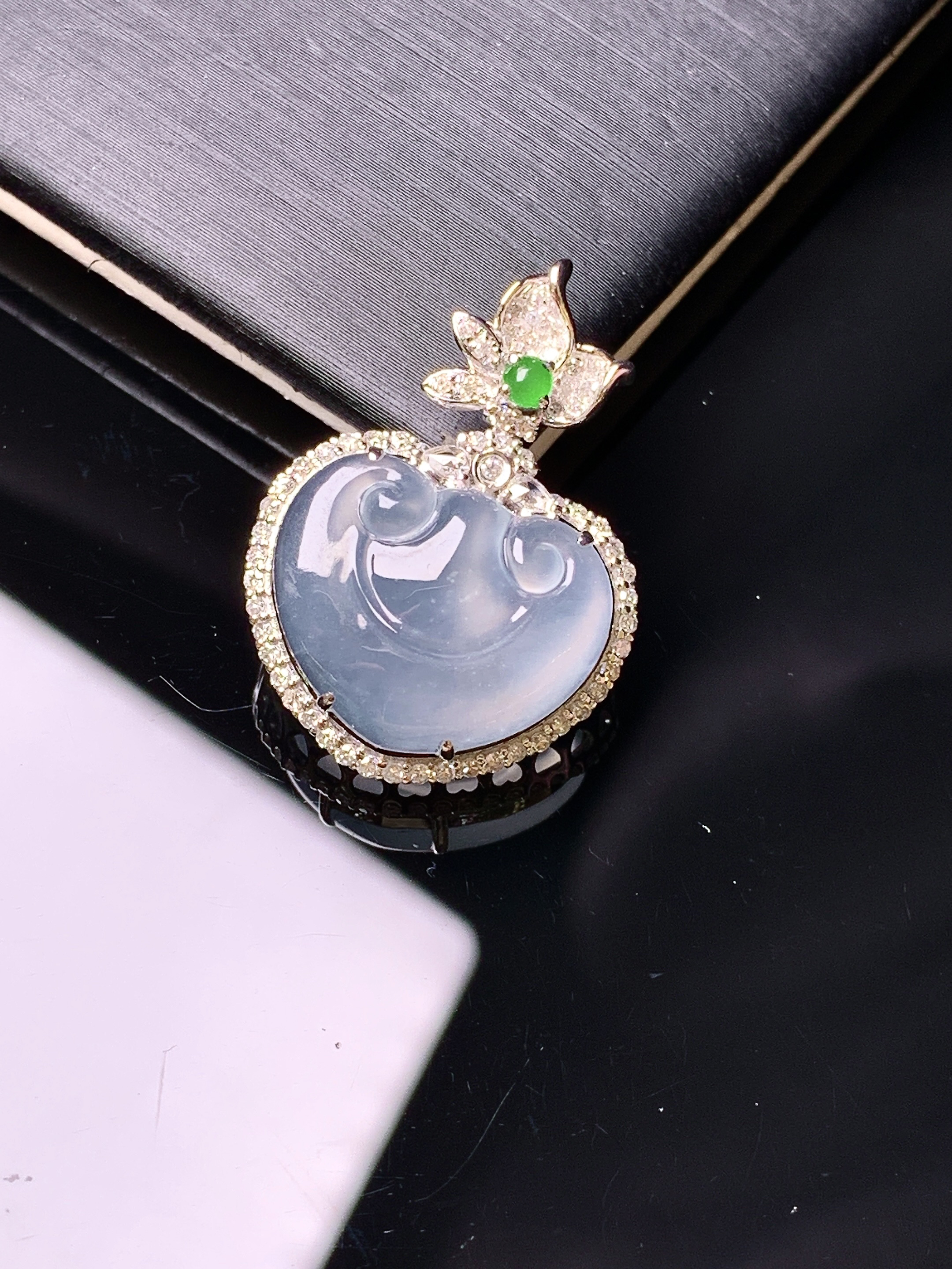 18k金钻镶嵌冰种如意头吊坠 玉质细腻 色泽艳丽清新 水润亮眼 整体尺寸26.2*18.8*7.3f3