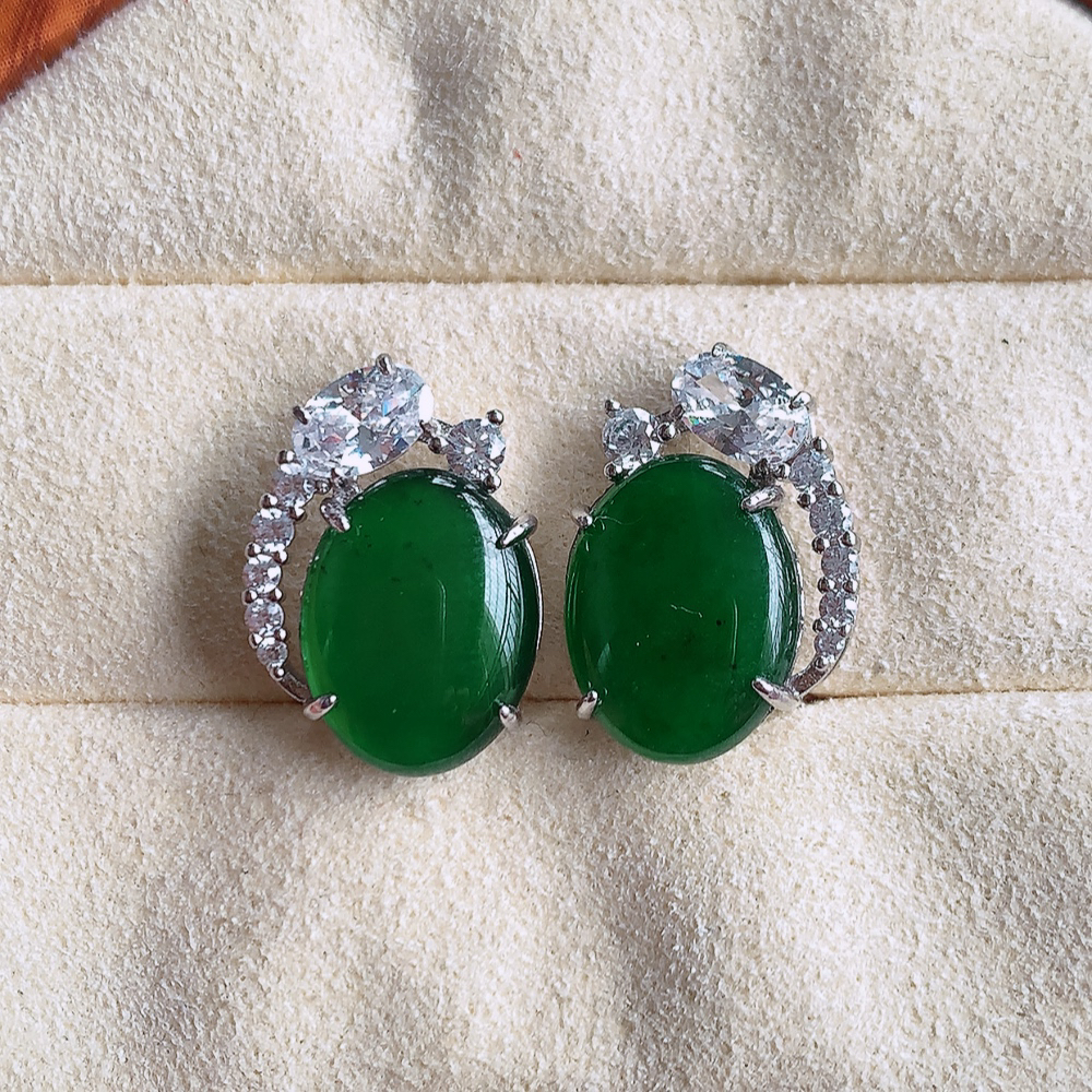 冰满绿翡翠925银镶嵌耳钉，自然光实拍，翠色灵动，颜色漂亮，种老水足，品相佳，佩戴佳品！W481.21  取一整体尺寸：17.3-12.2-4.9mm  裸石尺寸：12-9.5mm