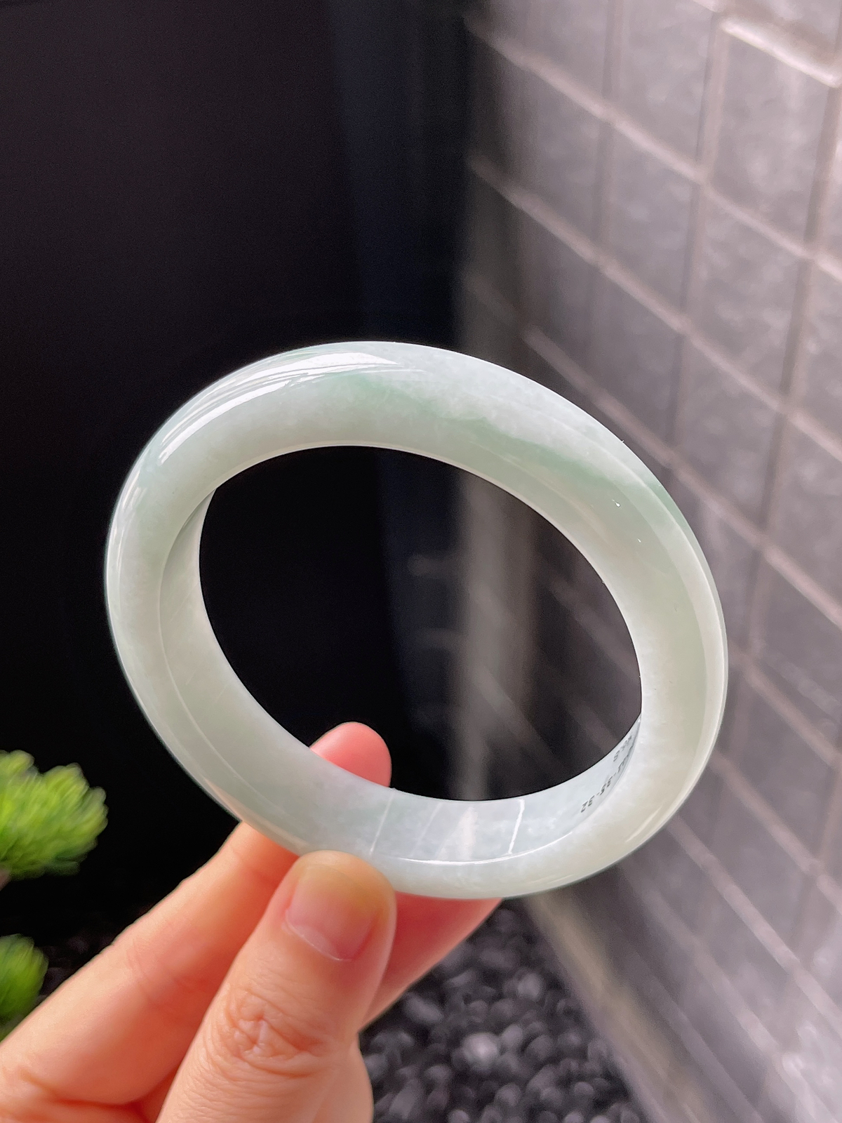 正圈56.8圈口，翡翠糯化种飘绿手镯