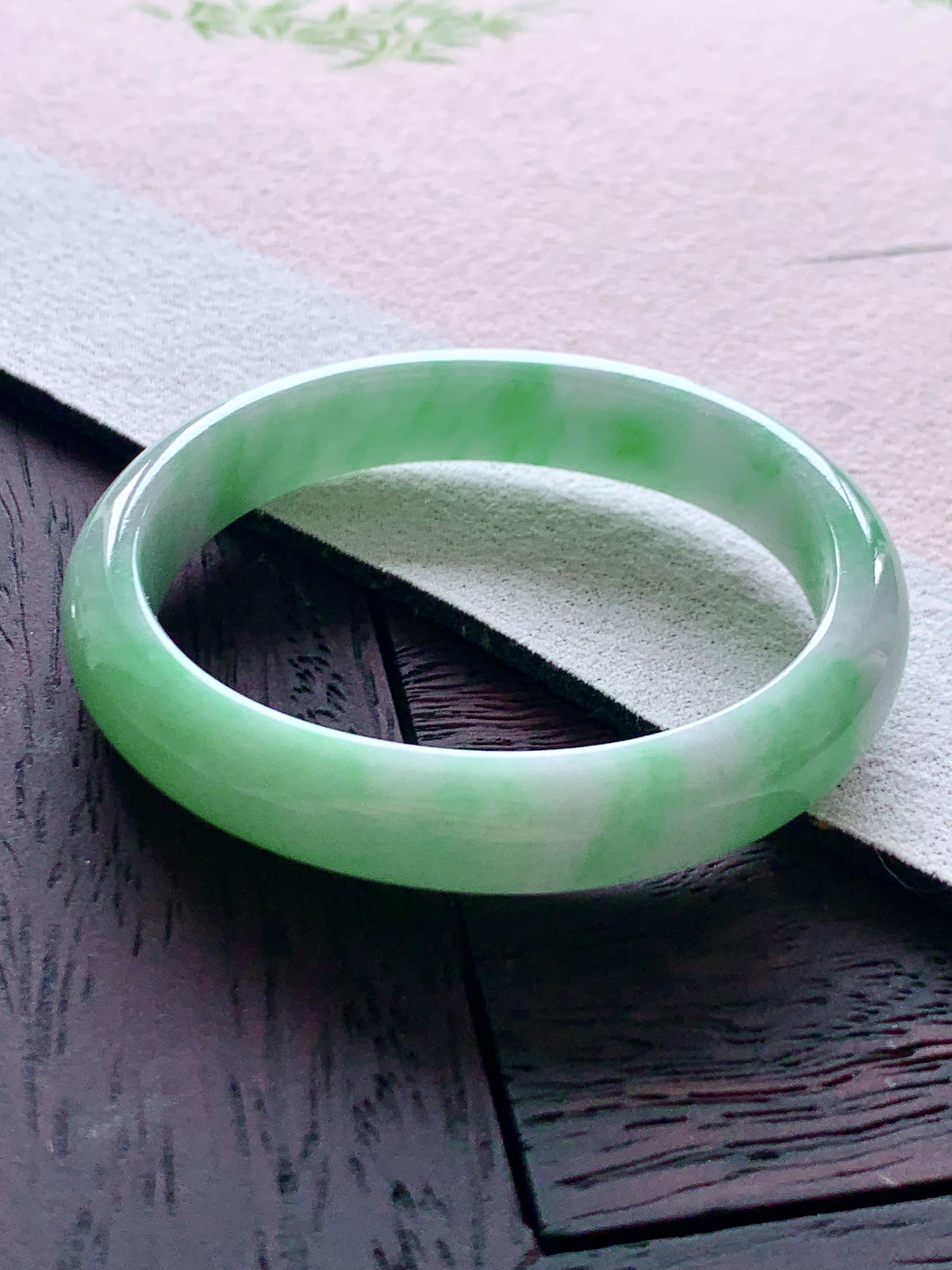 【手镯】️贵妃 圈口 55 56
【尺寸】57.5-49.5-11.3-6.8
【说明】翠烟绕镯 飘绿花 冰飘花 种老细腻 缅甸A货翡翠 完美