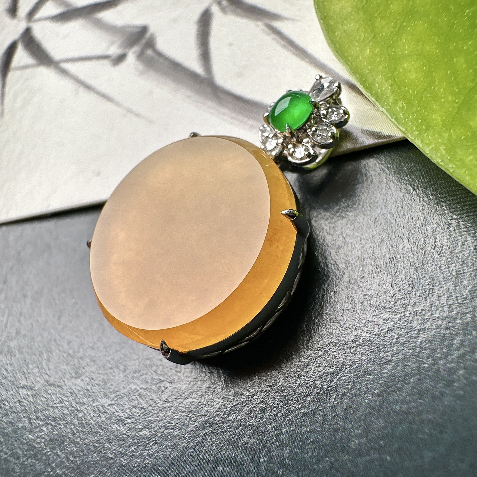 【冰种黄翡圆无事牌吊坠】质地细腻，冰润通透，晶莹闪亮。收藏品质，18k金钻镶嵌，裸石尺寸16.3*3.4毫米