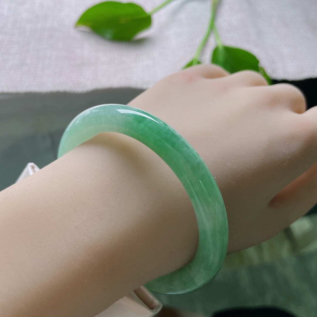 56.8/9，绿底圆条，颜色鲜艳夺目，佩戴贵气，温柔贤惠，水润