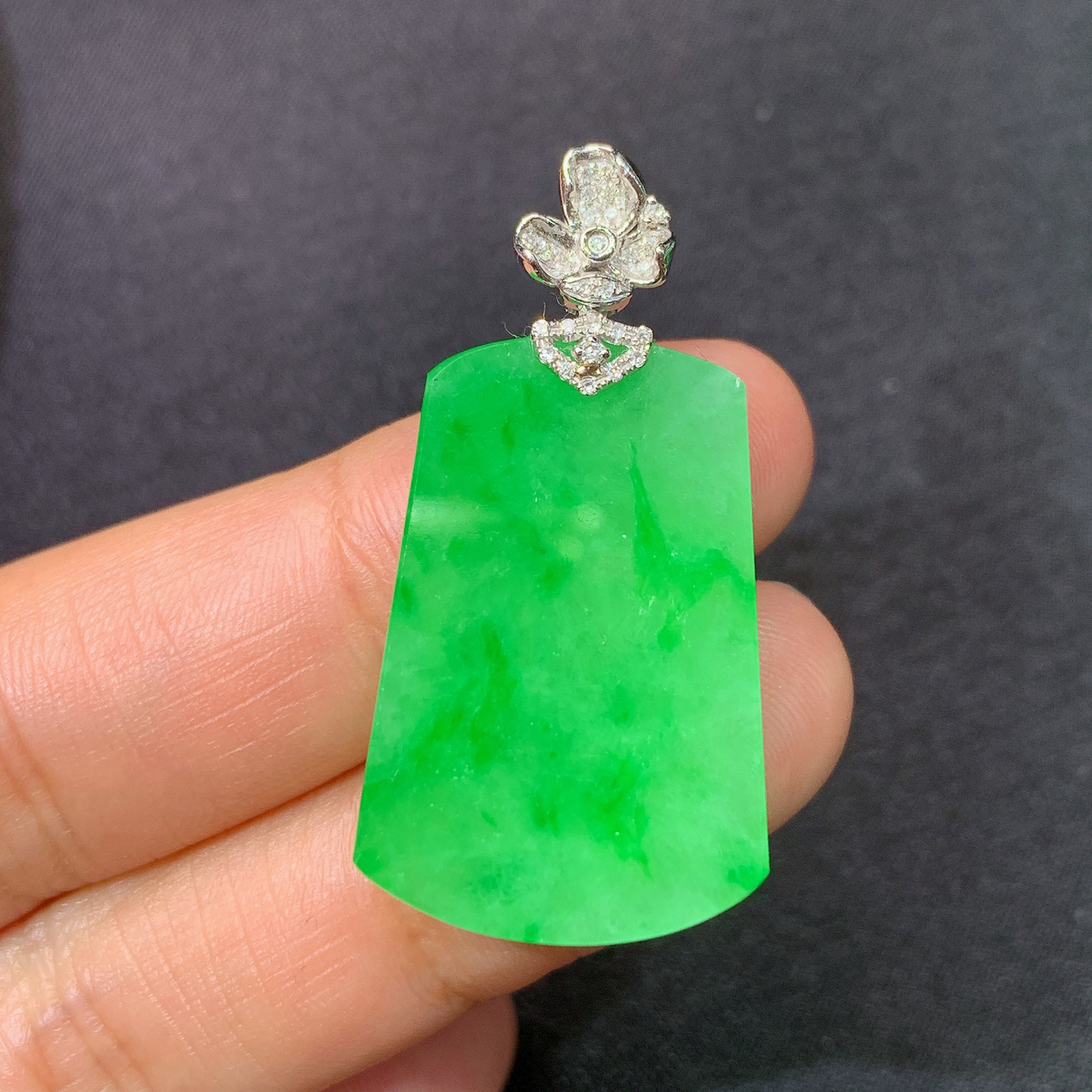 阳绿无事牌吊坠，18k金镶嵌，冰润色阳，种水足，Xyg 尺寸36.3*18.8*3.6