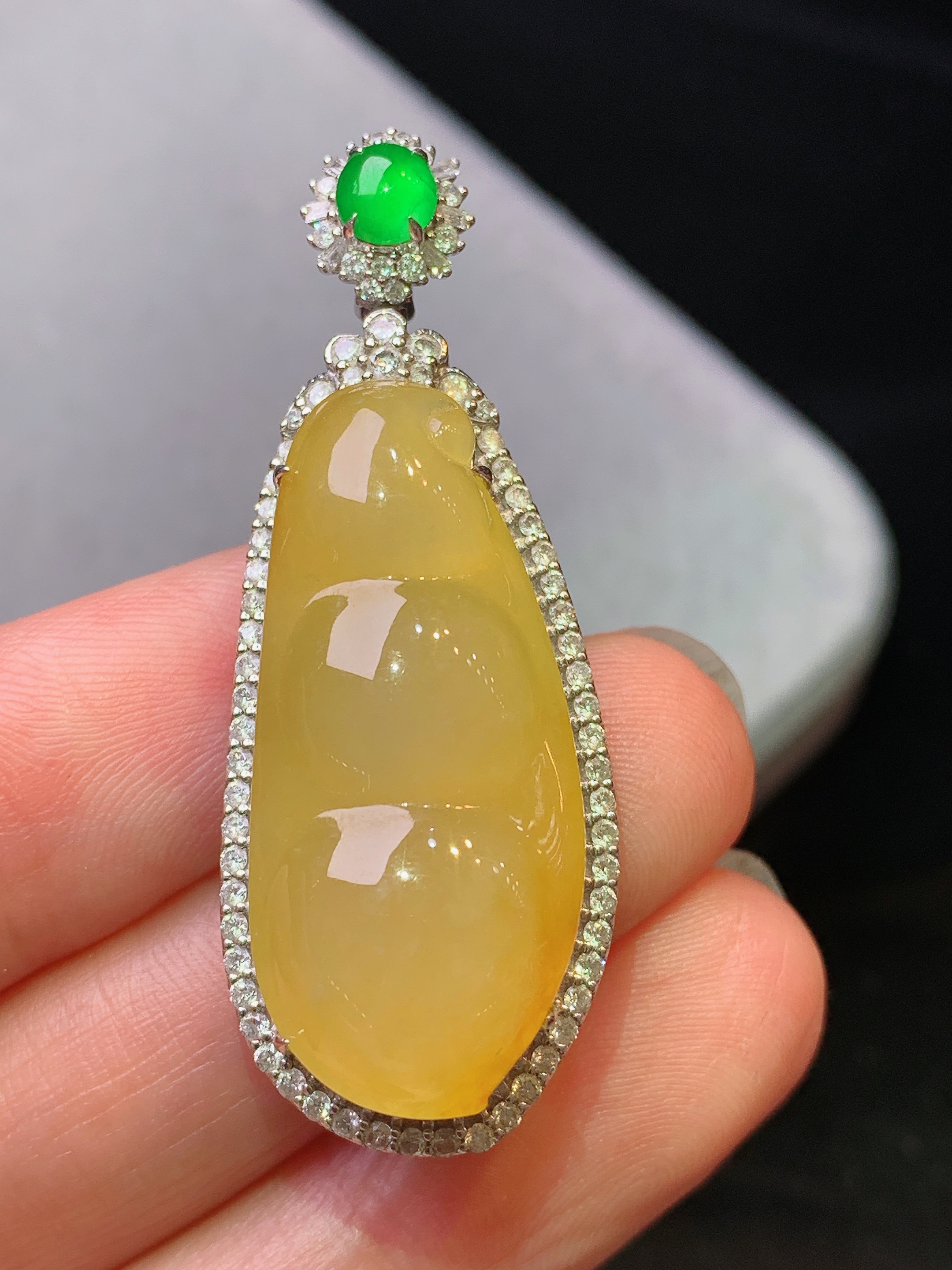 18k金钻镶嵌黄翡四季豆吊坠 玉质细腻 色泽艳丽清新 水润亮眼 整体尺寸44.2*17*10.5b1