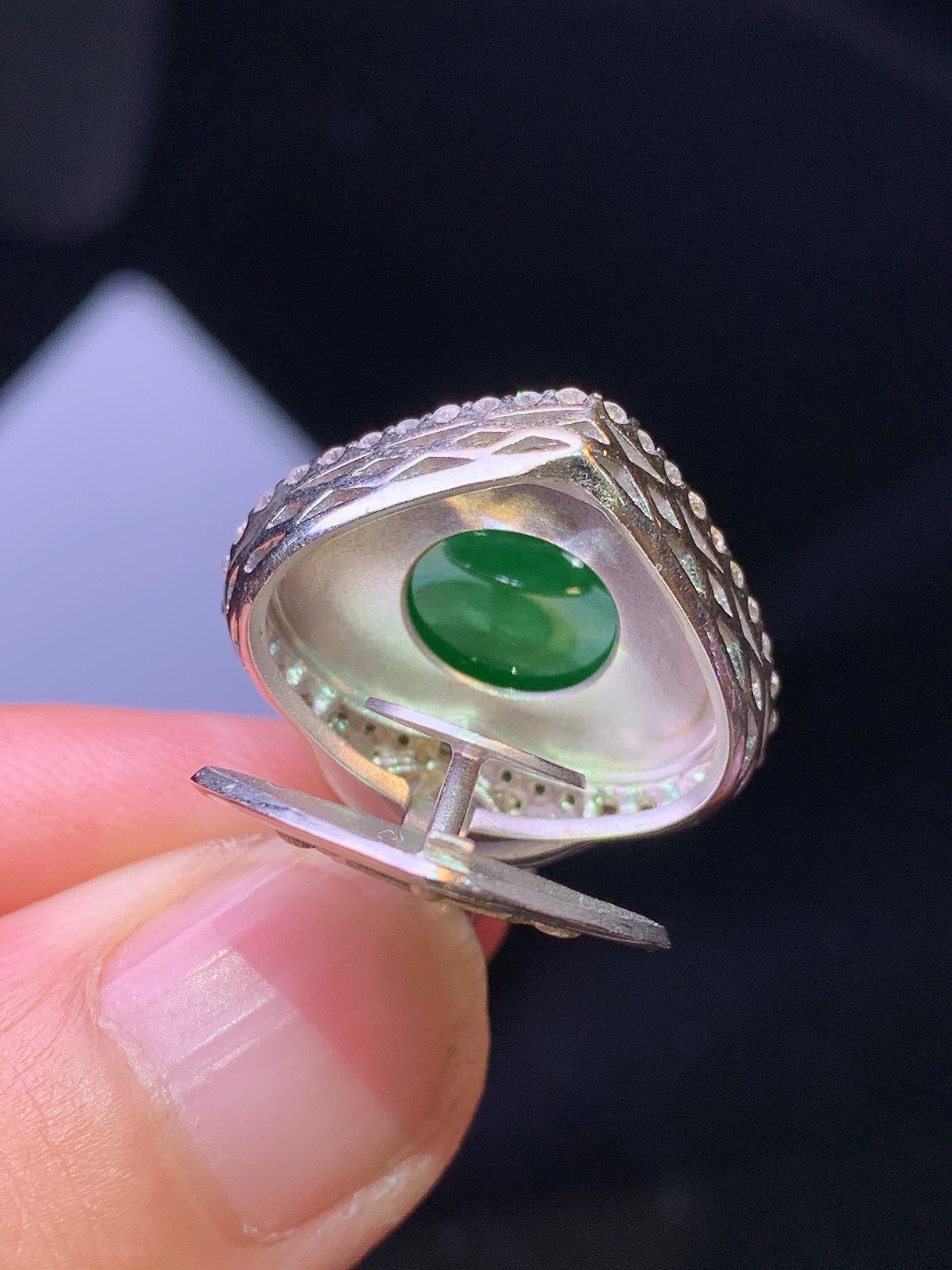 18k金钻镶嵌满绿心形吊坠 玉质细腻 色泽艳丽清新 水润亮眼 整体尺寸25*20*8L3