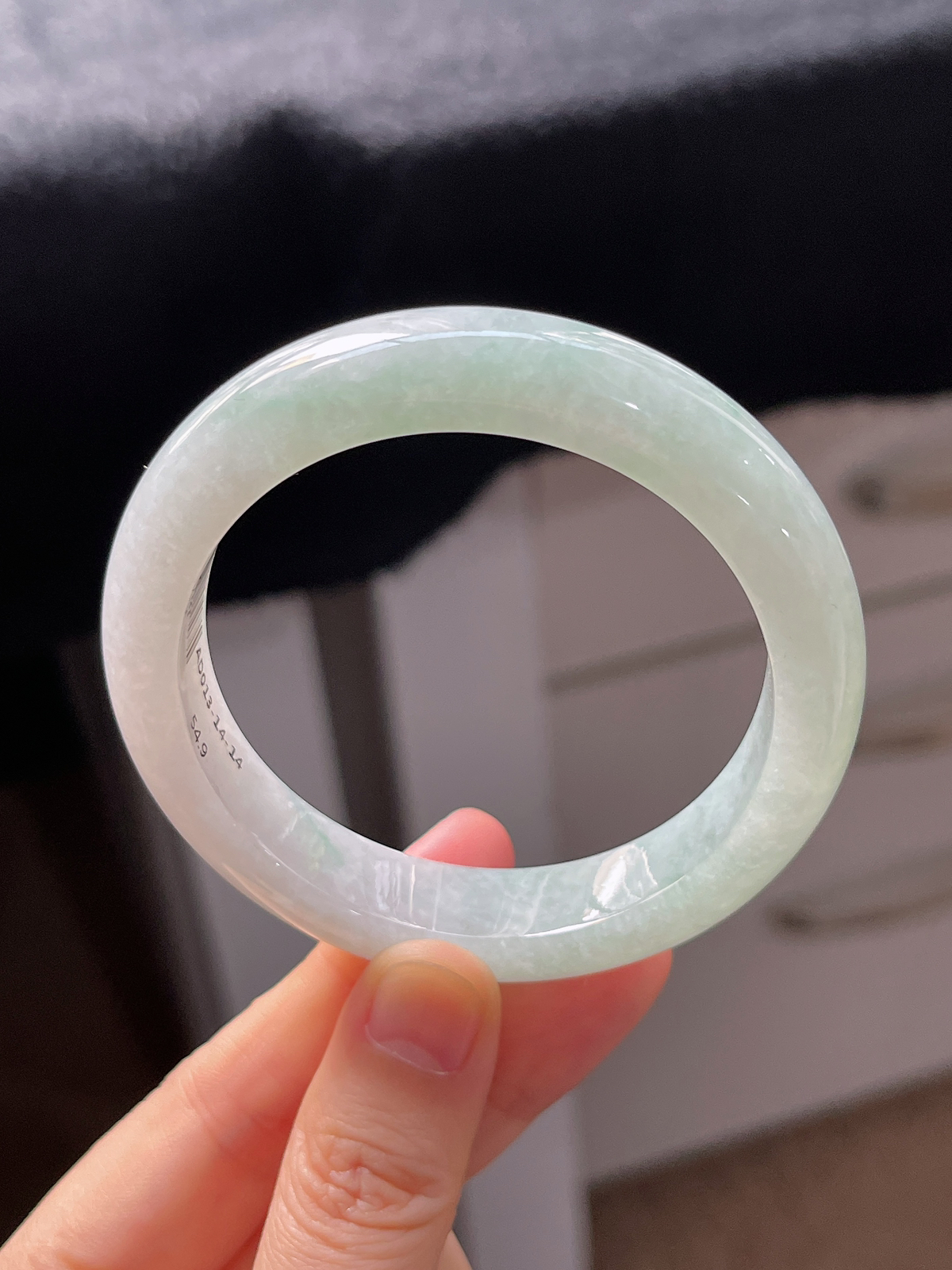 正圈54.9圈口，翡翠糯化种淡绿色手镯