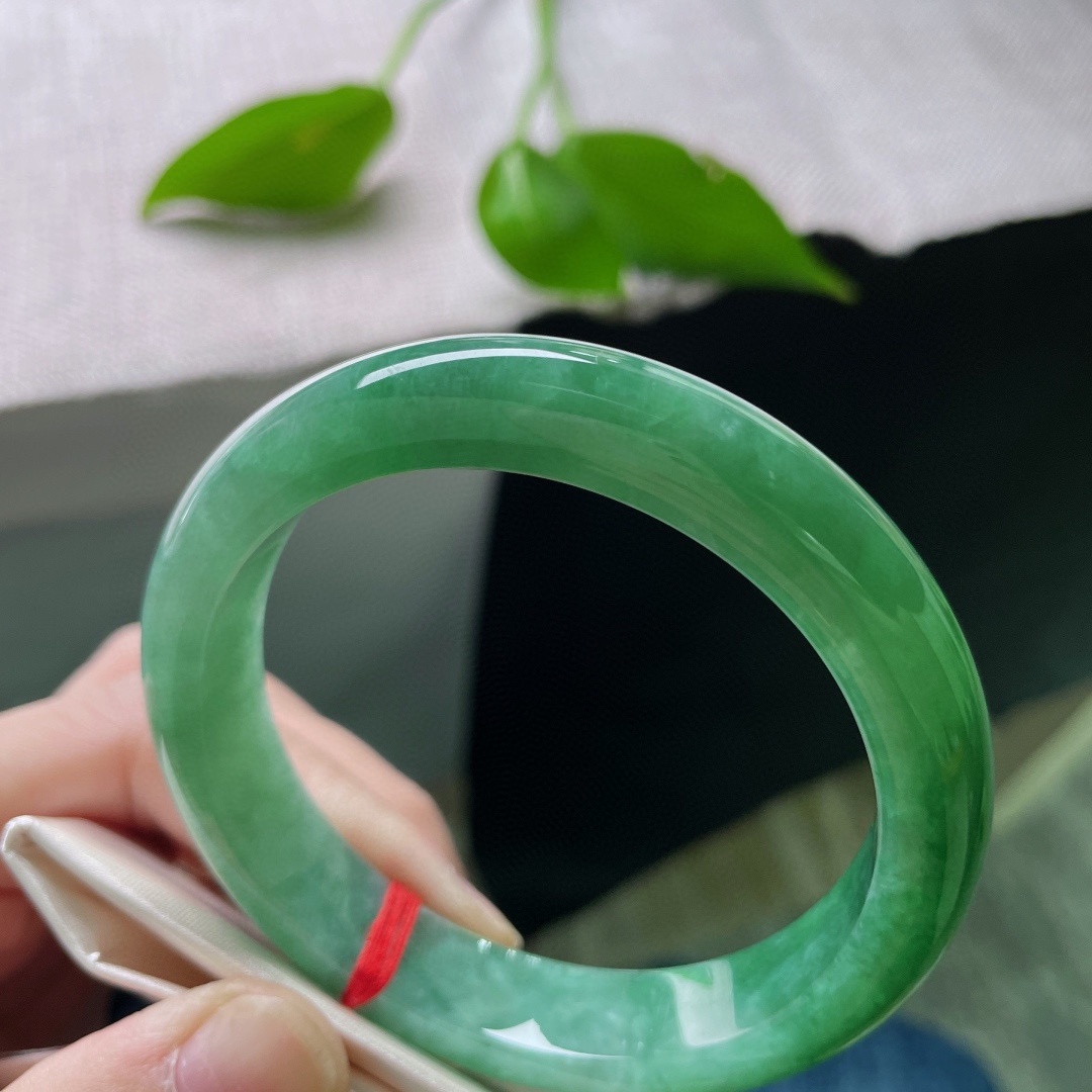 58.3/12.4/8.7，满绿正圈，绿得纯粹，艳得有质感。种老，细润，俏丽多姿，晶体