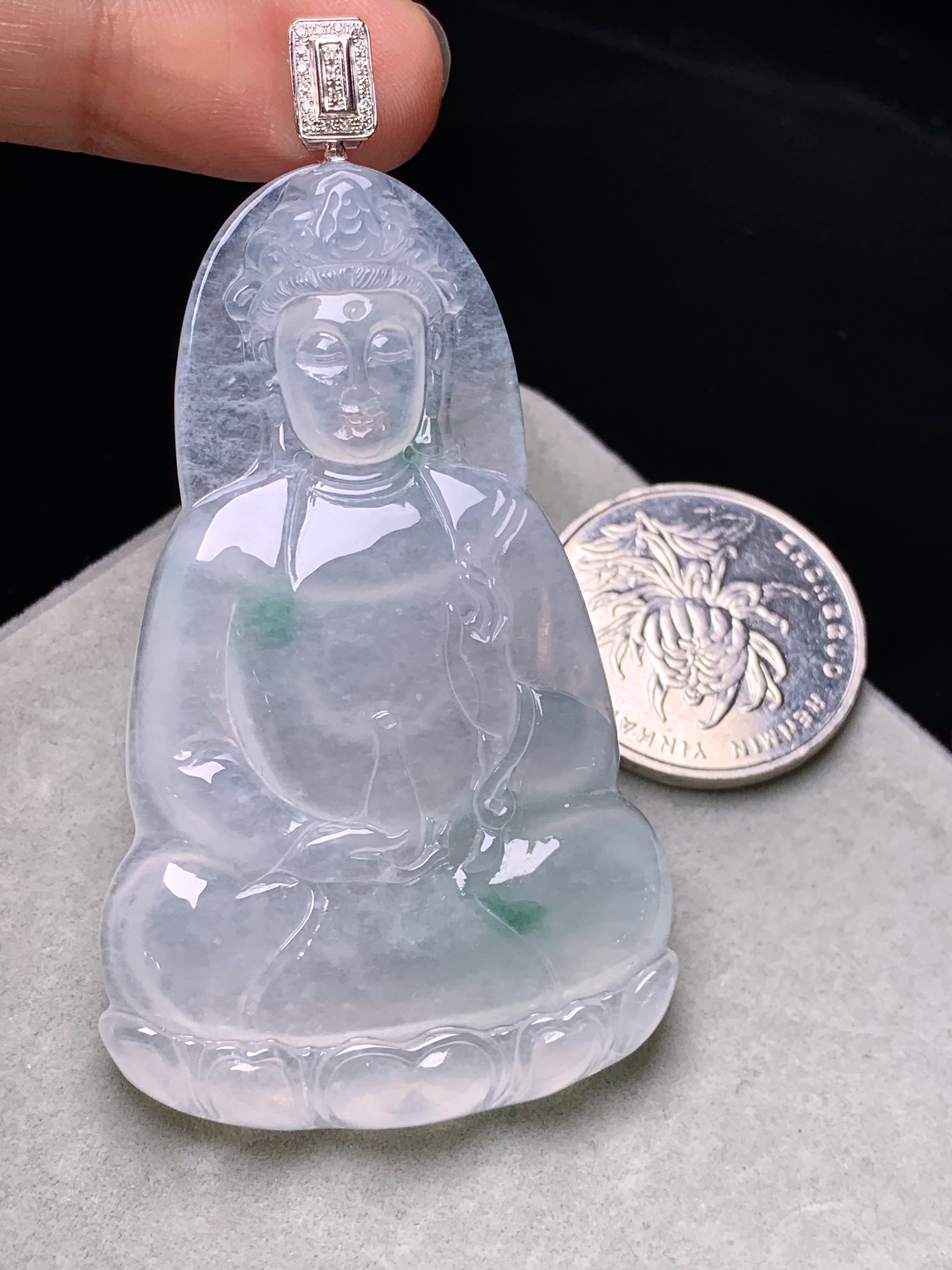 18k金钻镶嵌冰种观音菩萨吊坠 玉质细腻 色泽艳丽清新 水润亮眼 整体尺寸70*37.5*6L1