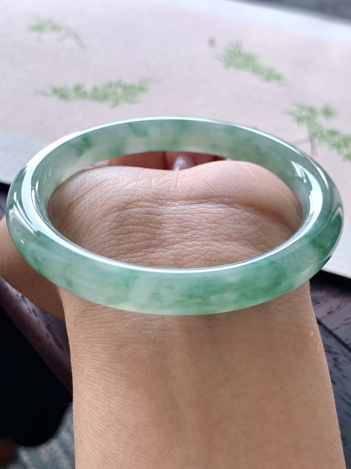 【手镯】️圆条 圈口 57 58 
【尺寸】56.4-8.4-8.5
【说明】冰底晴岚 冰晴水 冰飘花 种老细腻 缅甸A货翡翠 有细纹