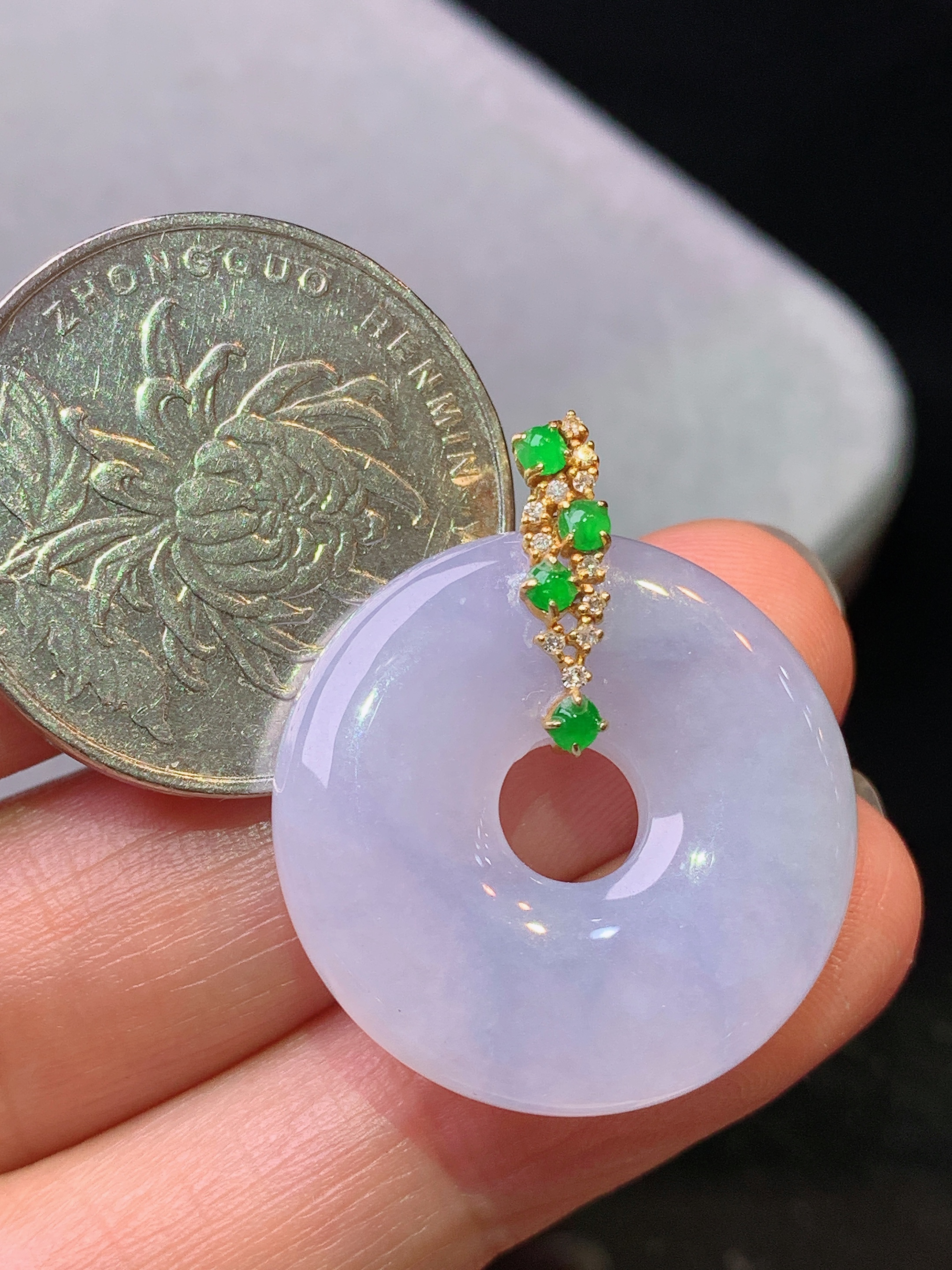 18k金钻镶嵌淡紫罗兰平安环吊坠 玉质细腻 色泽艳丽清新 水润亮眼 整体尺寸28.9*24.2*5.2b1