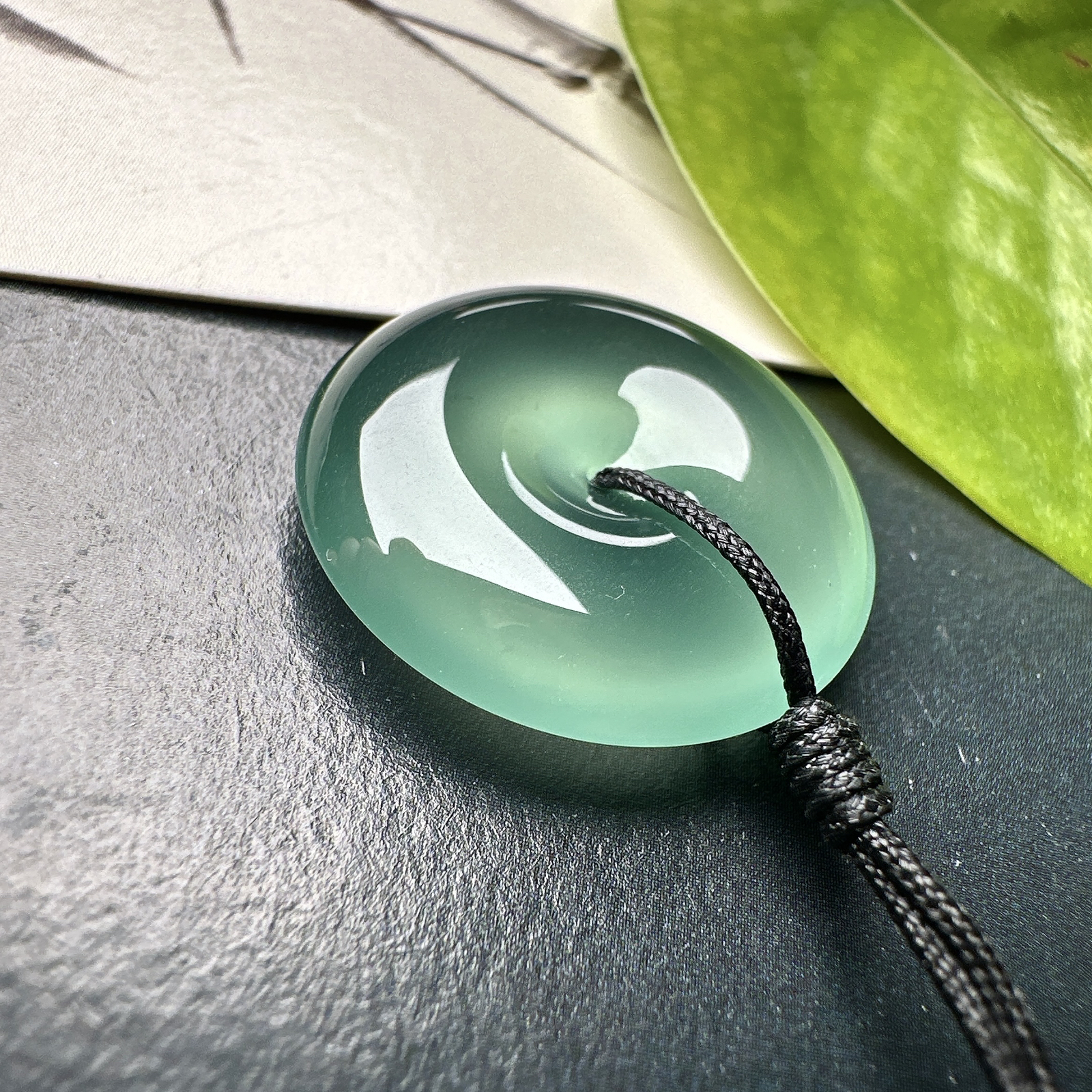 【冰种晴绿平安扣】质地细腻，品质很好，冰感十足，胶感明显，收藏品质