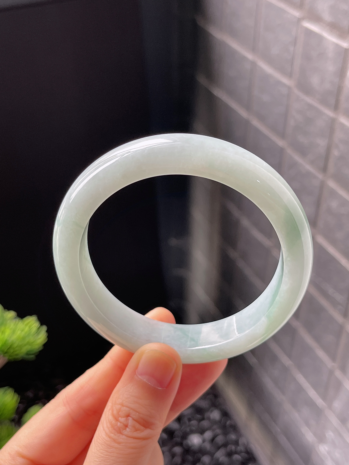 正圈56.8圈口，翡翠糯化种飘绿手镯