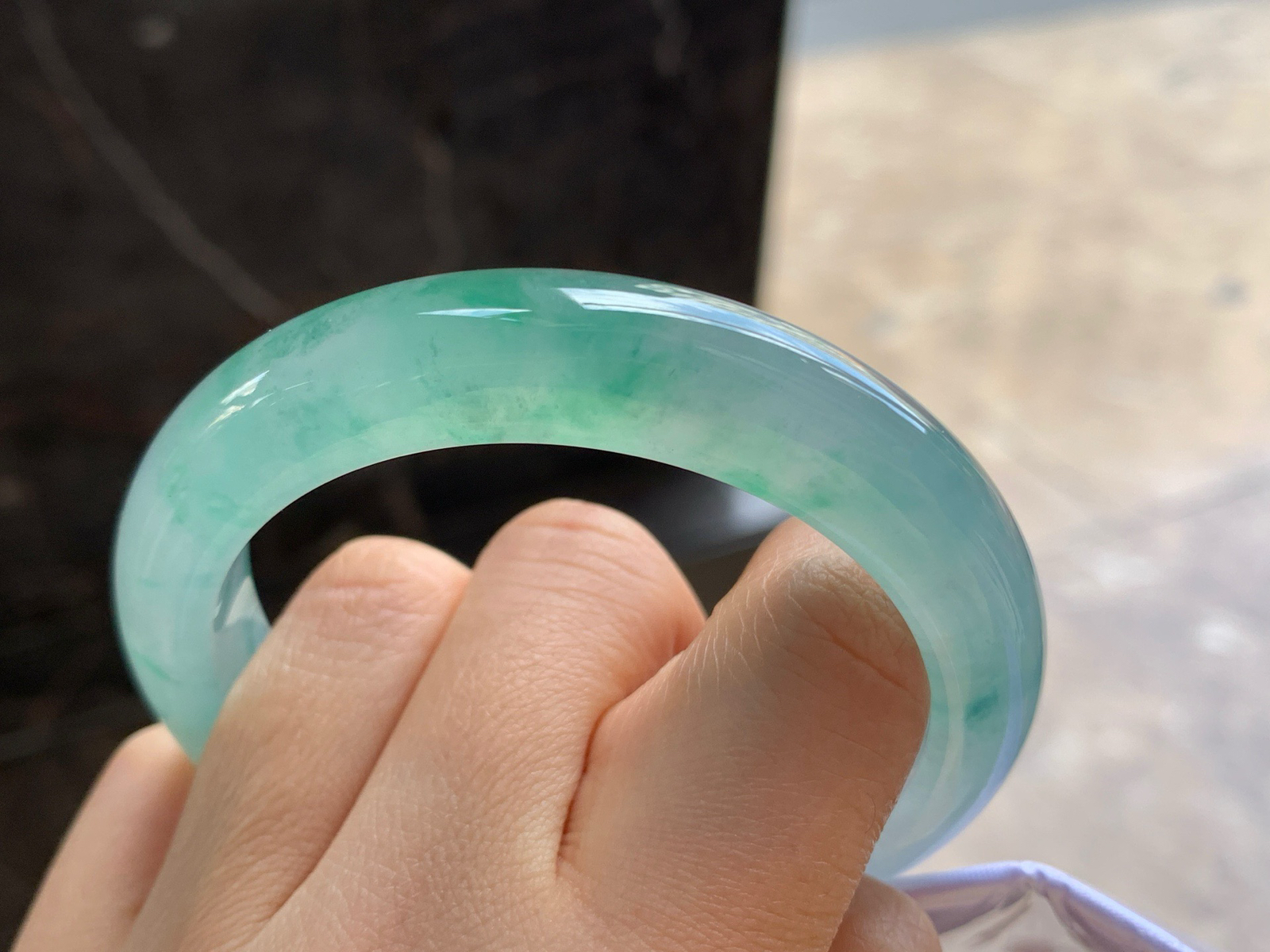 55-12.2-9.2

冰飘绿手镯^_^透亮