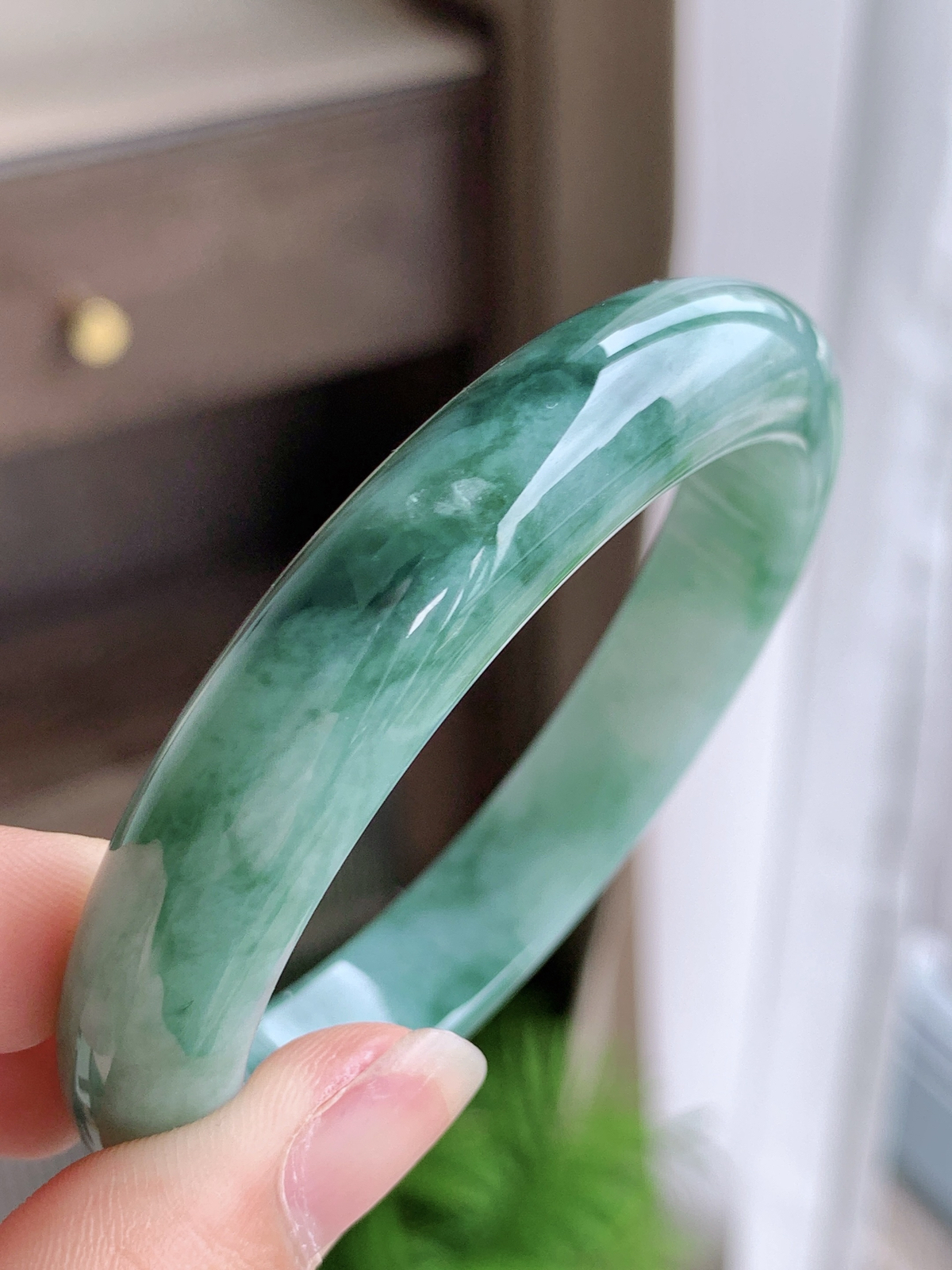 【手镯】正圈 圈口 55 56
【尺寸】55.5-11.4-7.4
【说明】冰飘花 青山云雾 种老细腻 缅甸A货翡翠 完美