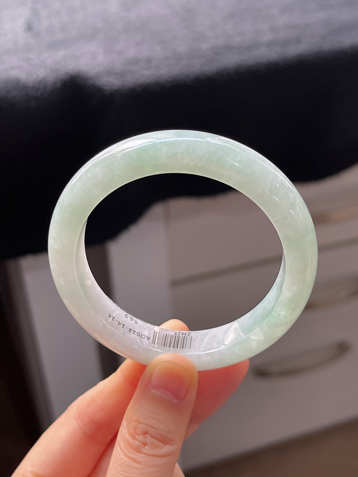 正圈54.9圈口，翡翠糯化种淡绿色手镯