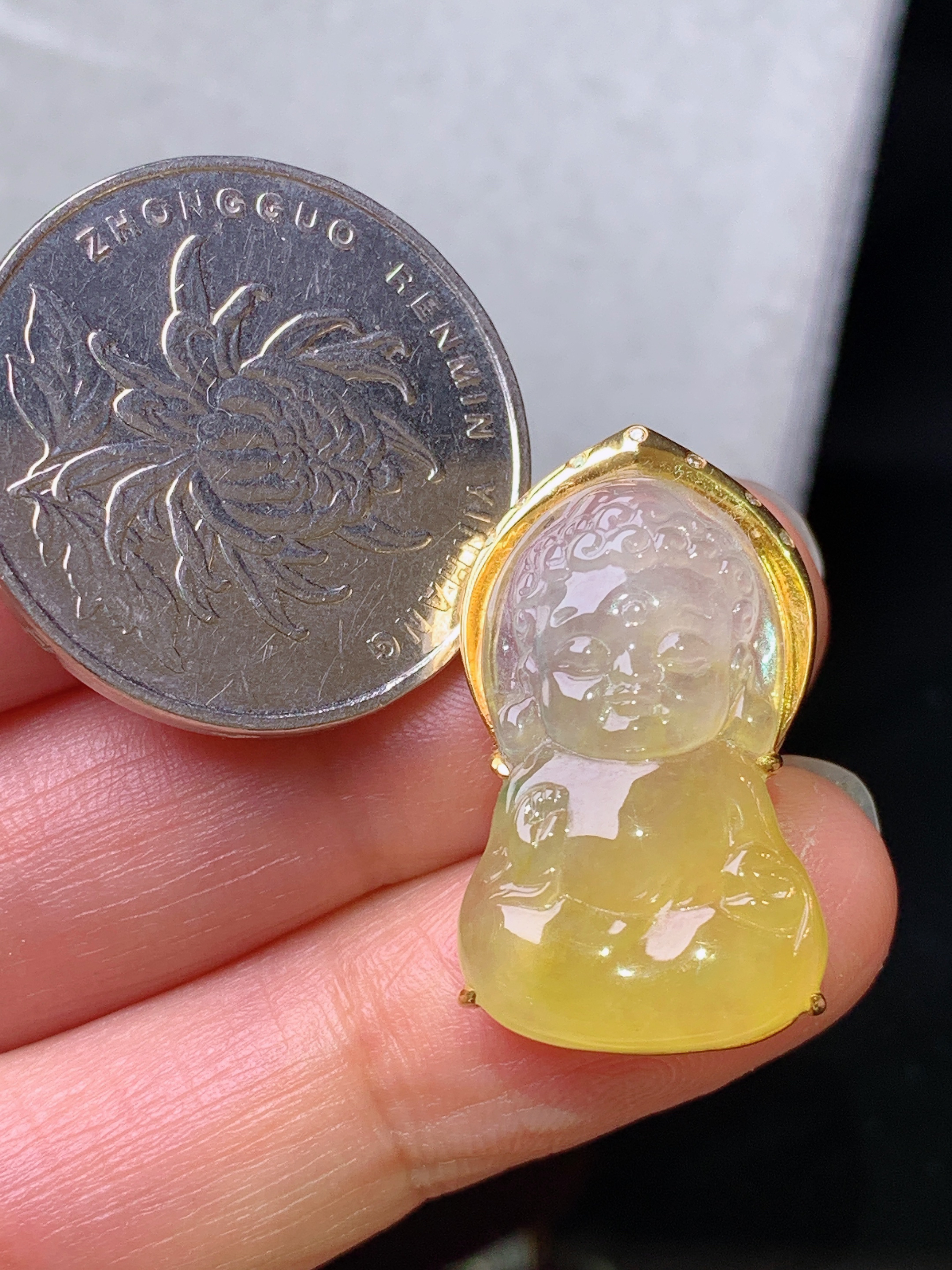 18k金钻镶嵌黄翡宝宝佛公吊坠 玉质细腻 色泽艳丽清新 水润亮眼 整体尺寸26*14.8*6.8m1