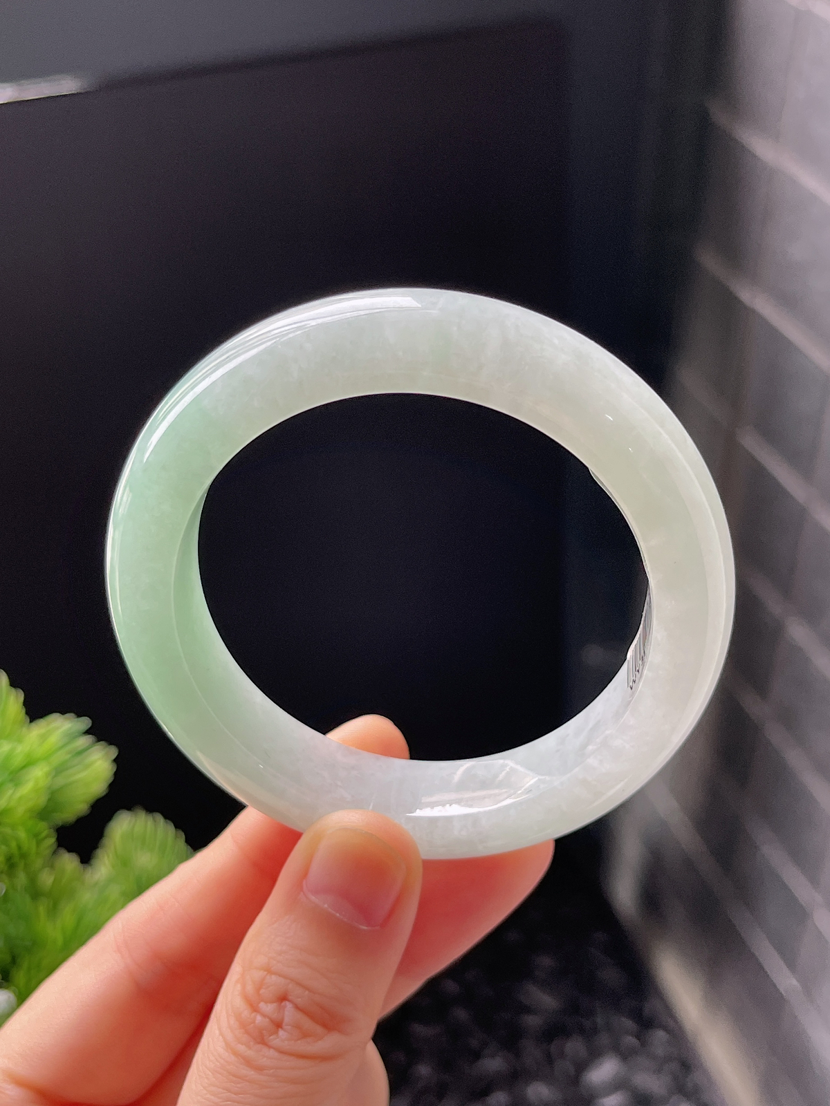 正圈51.4圈口，翡翠冰糯种淡绿色手镯