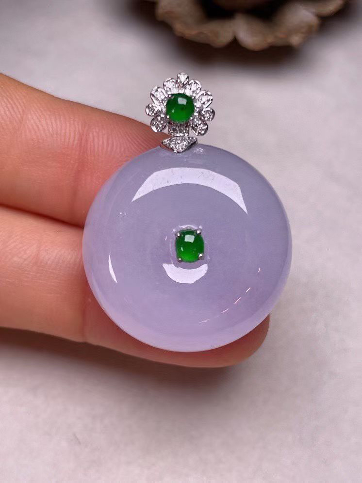 冰糯种淡紫罗兰平安扣吊坠、真金真钻镶嵌，种水好，玉质细腻 .裸石尺寸 24.2