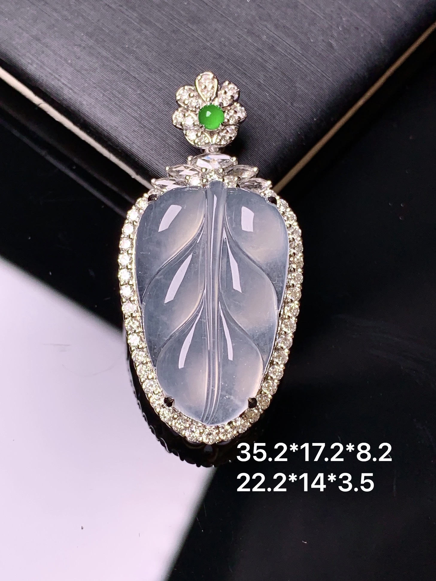 18k金钻镶嵌冰种树叶吊坠 玉质细腻 色泽艳丽清新 水润亮眼 整体尺寸35.2*17.2*8.2d2