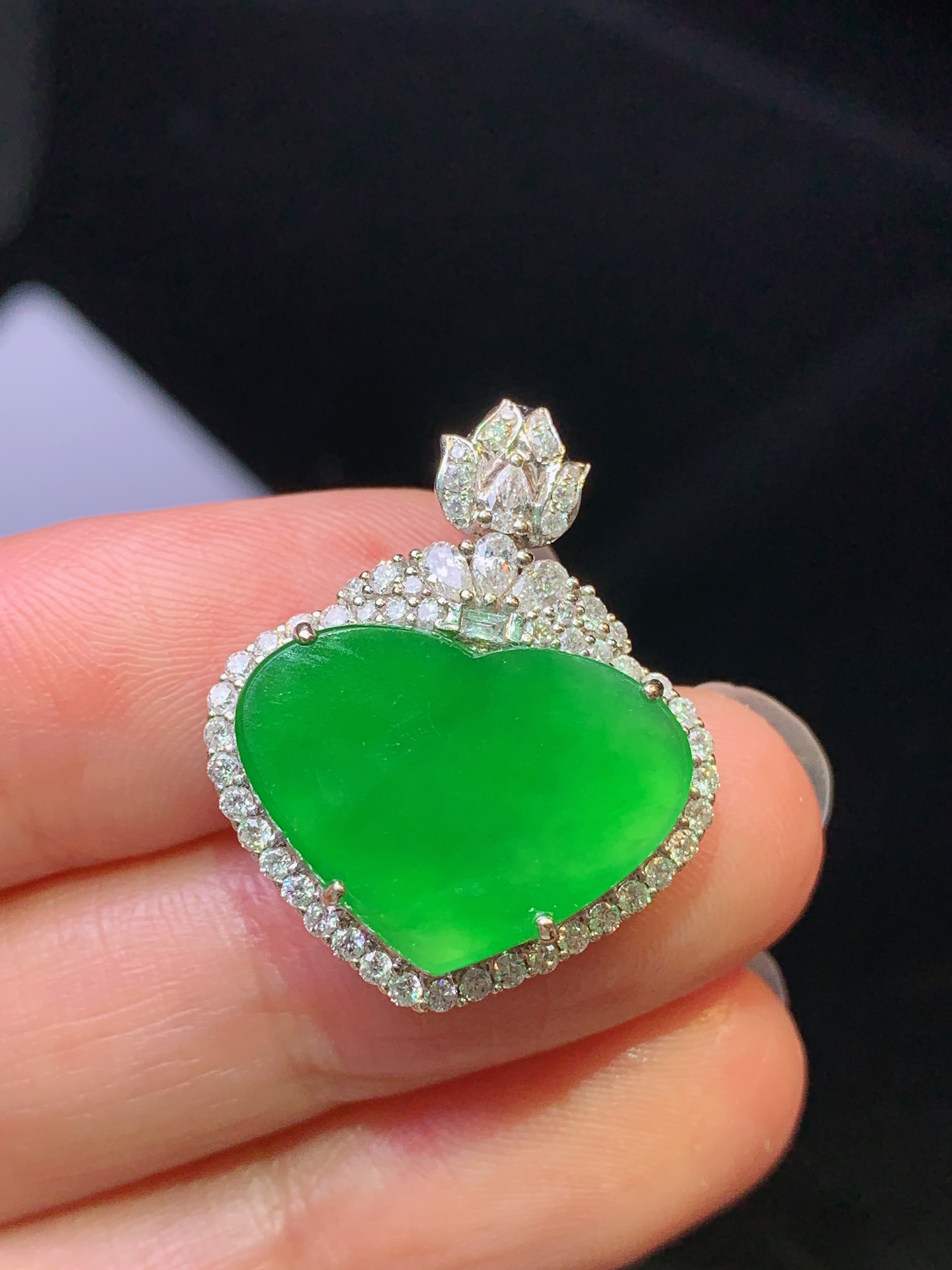 18k金钻镶嵌满绿心形吊坠 玉质细腻 色泽艳丽清新 水润亮眼 整体尺寸25*20*8L3