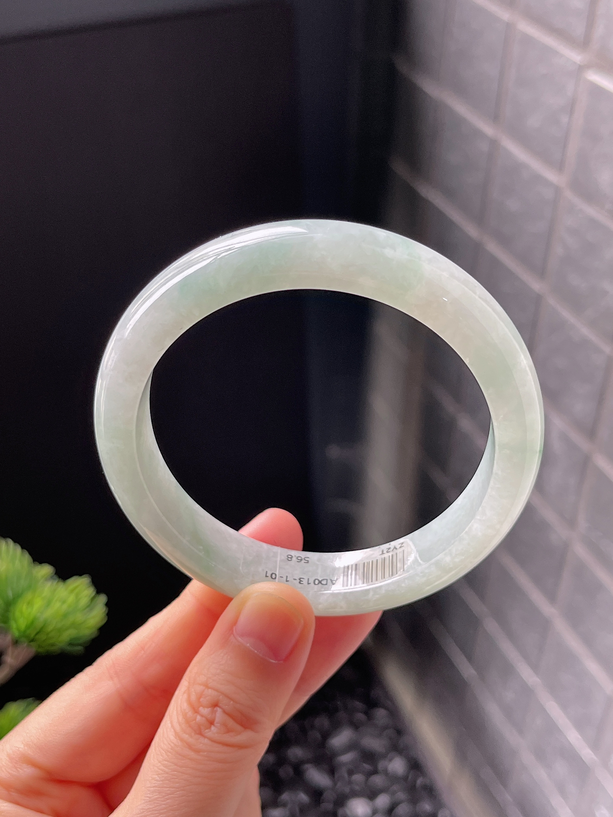 正圈56.8圈口，翡翠糯化种淡绿色手镯