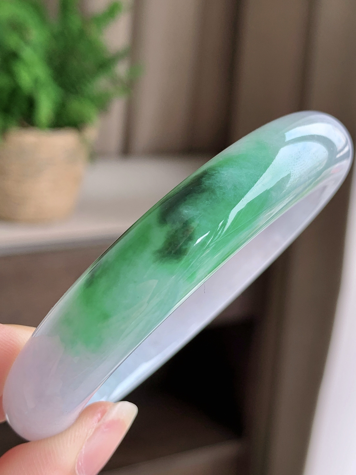 【手镯】正圈 圈口 57 58
【尺寸】58.2-12.6-10
【说明】飘绿花 冰飘花 腕间水墨 种老细腻 缅甸A货翡翠 有小细纹