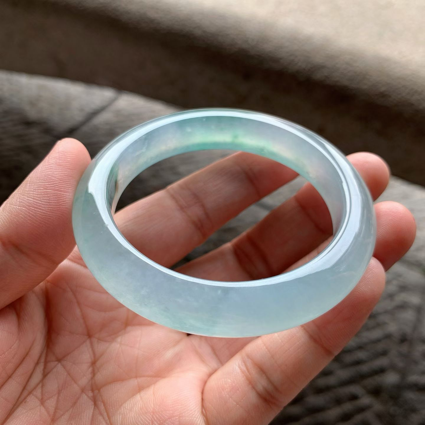 老坑飘绿花正圈手镯尺寸55*12*9 老坑种水，通透冰莹，清润水足，起光起胶，淡绿花色若隐若现，上