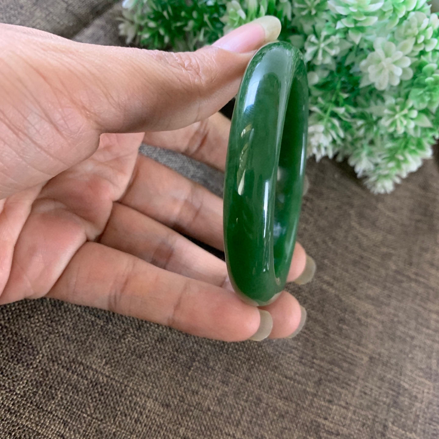 和田玉碧玉56.5圈口阳绿色手镯，镯型古朴典雅。在诗情画意的雨巷相遇，你是我腕间的一抹风情，有你眸有深情.清风荡漾湖间静水，我愿俯身低眉，在烟波涟漪处寻你