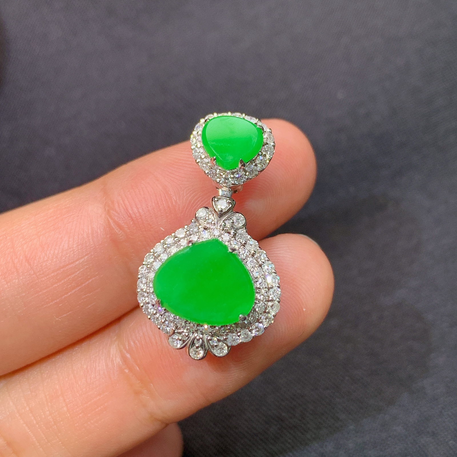 冰阳绿水滴吊坠，18k金镶嵌，冰润色阳，玉质细腻，种水足，Yh1 尺寸24.8*14.2*8.7