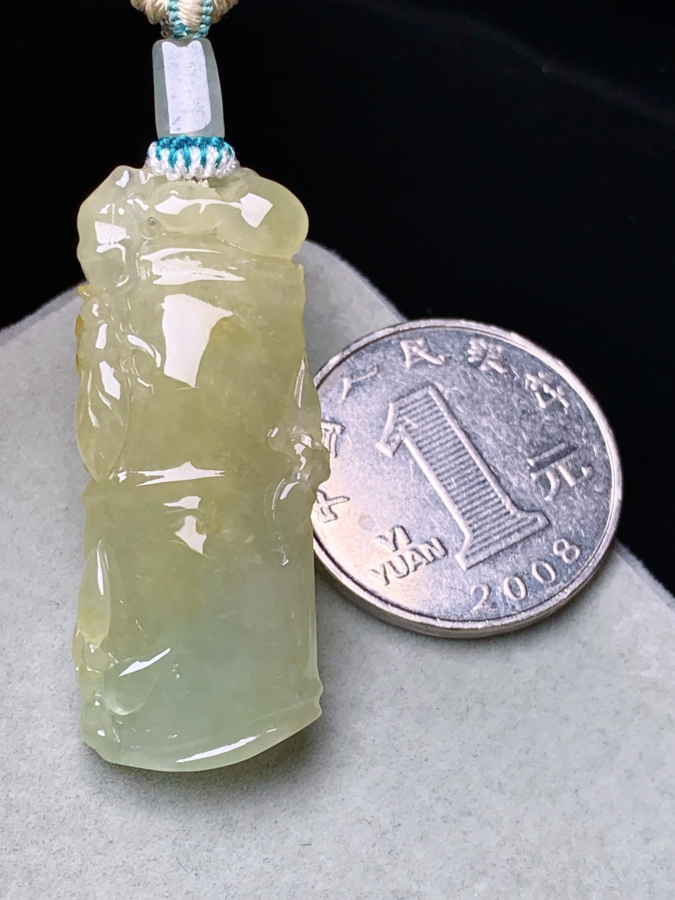 冰黄翡竹节牌子吊坠 玉质细腻 色泽艳丽清新 水润亮眼 整体尺寸39.8*16.6*6.8L1