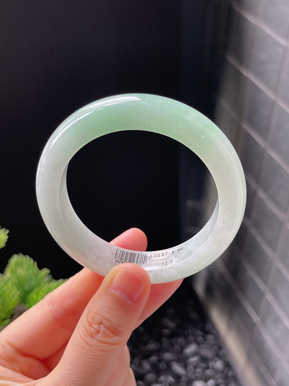 正圈51.4圈口，翡翠冰糯种淡绿色手镯