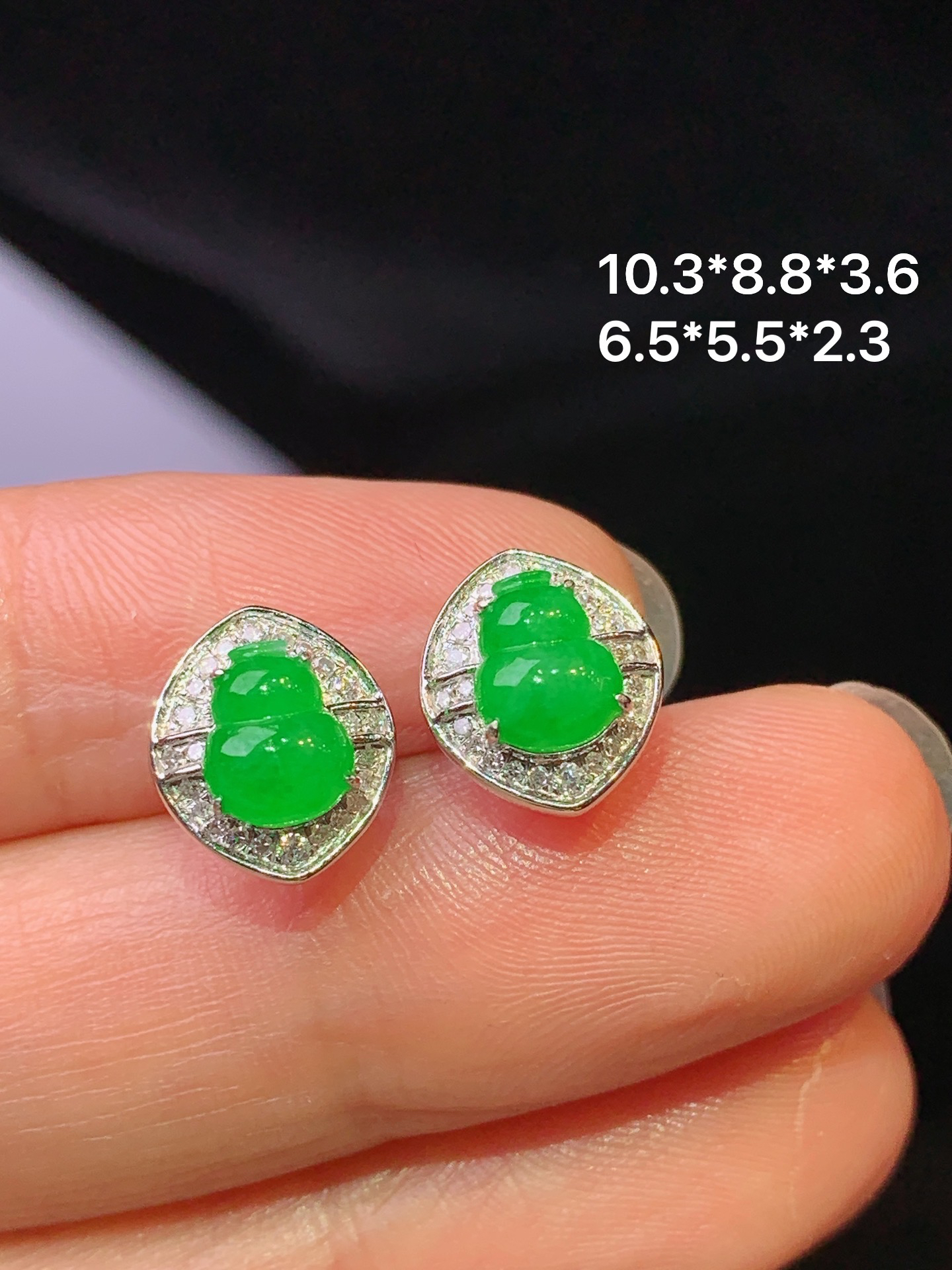 18k金钻镶嵌翠绿葫芦耳钉 玉质细腻 色泽艳丽清新 水润亮眼 整体尺寸10.3*8.8*3.6zy