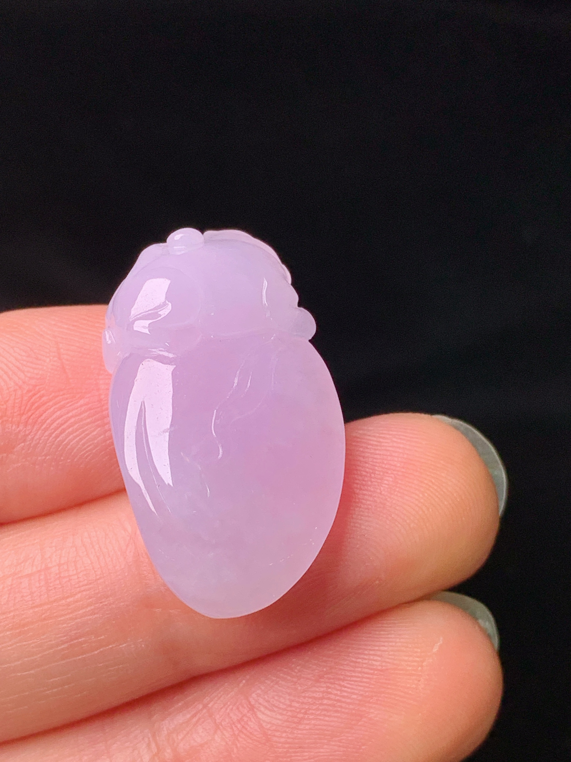 淡紫罗兰灵猴献寿吊坠 玉质细腻 色泽艳丽清新 水润亮眼 整体尺寸26.8*15.6*7.5j3