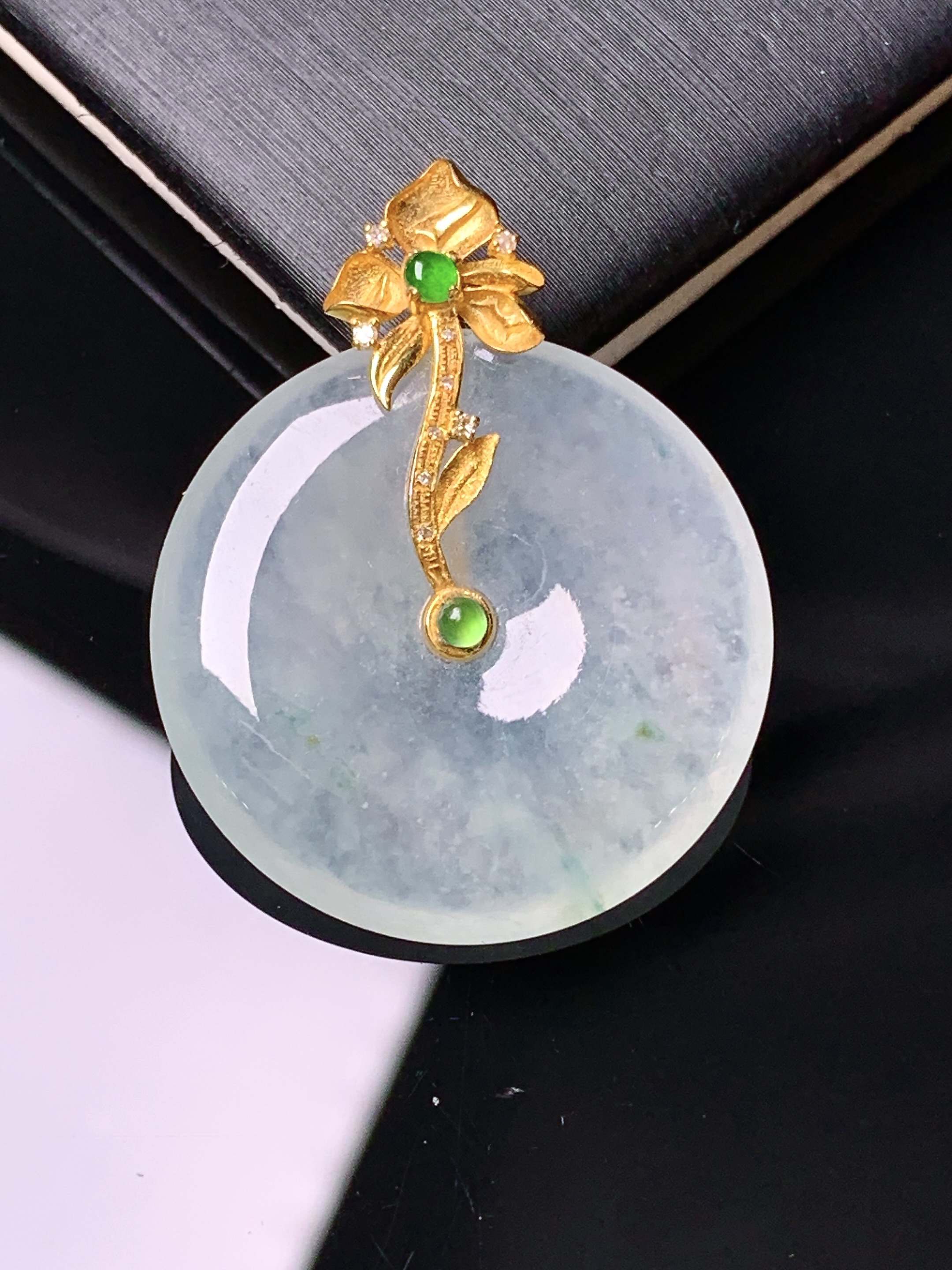 18k金钻镶嵌冰种平安扣吊坠 玉质细腻 色泽艳丽清新 水润亮眼 整体尺寸32.2*25.5*4.2zy