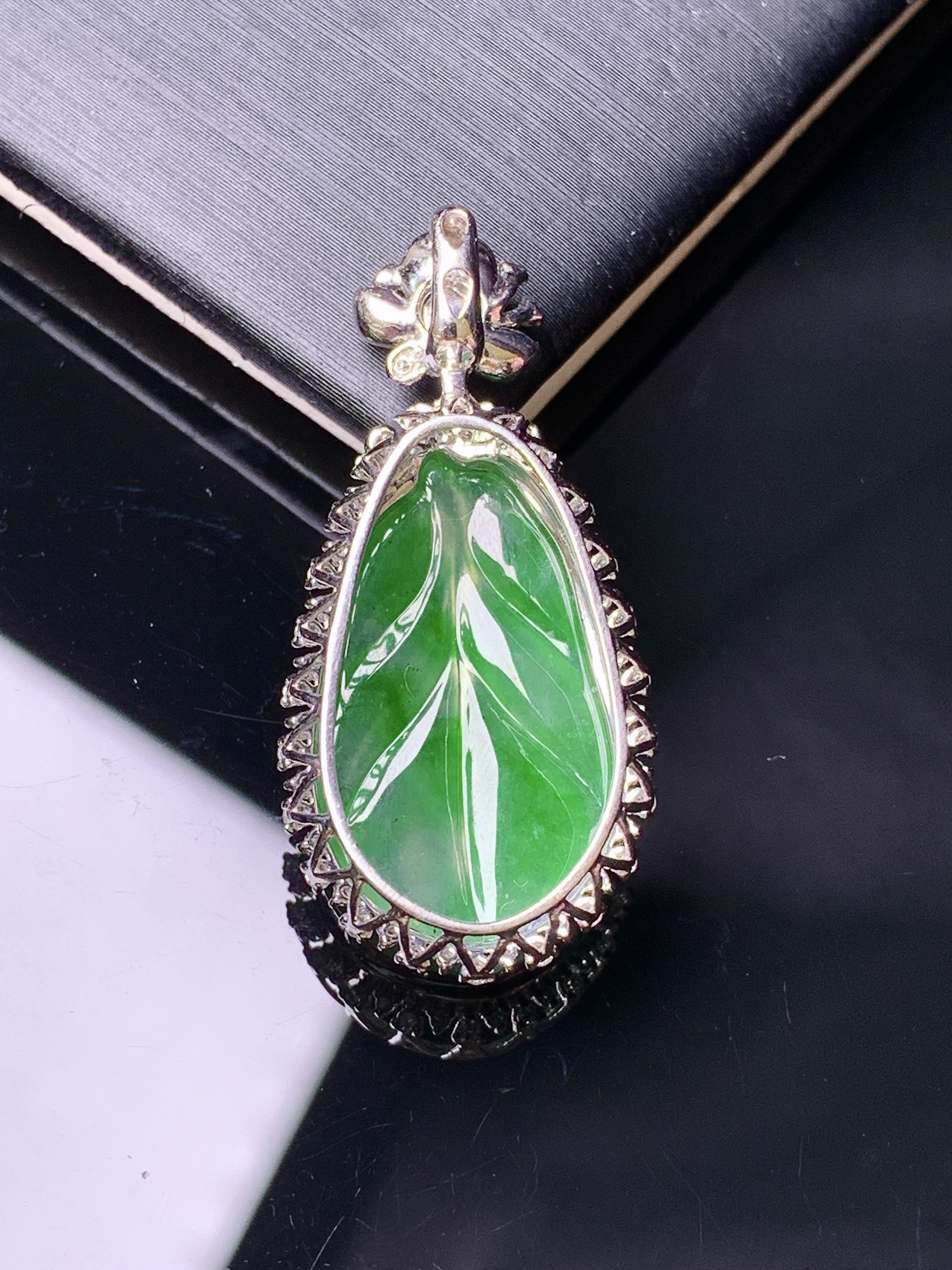 18k金钻镶嵌翠绿树叶吊坠 玉质细腻 色泽艳丽清新 水润亮眼 整体尺寸34*16*8.5y4