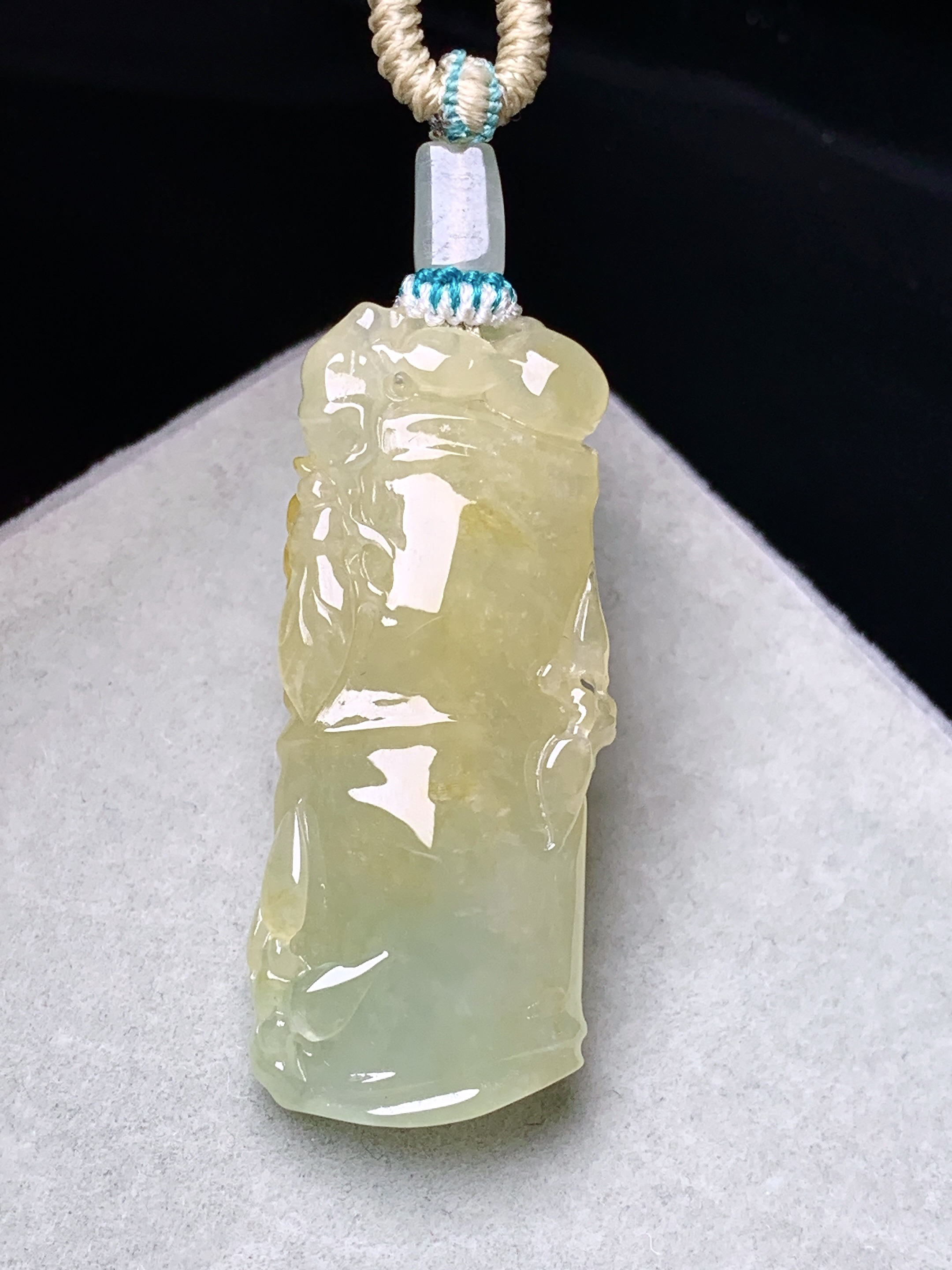 冰黄翡竹节牌子吊坠 玉质细腻 色泽艳丽清新 水润亮眼 整体尺寸39.8*16.6*6.8L1