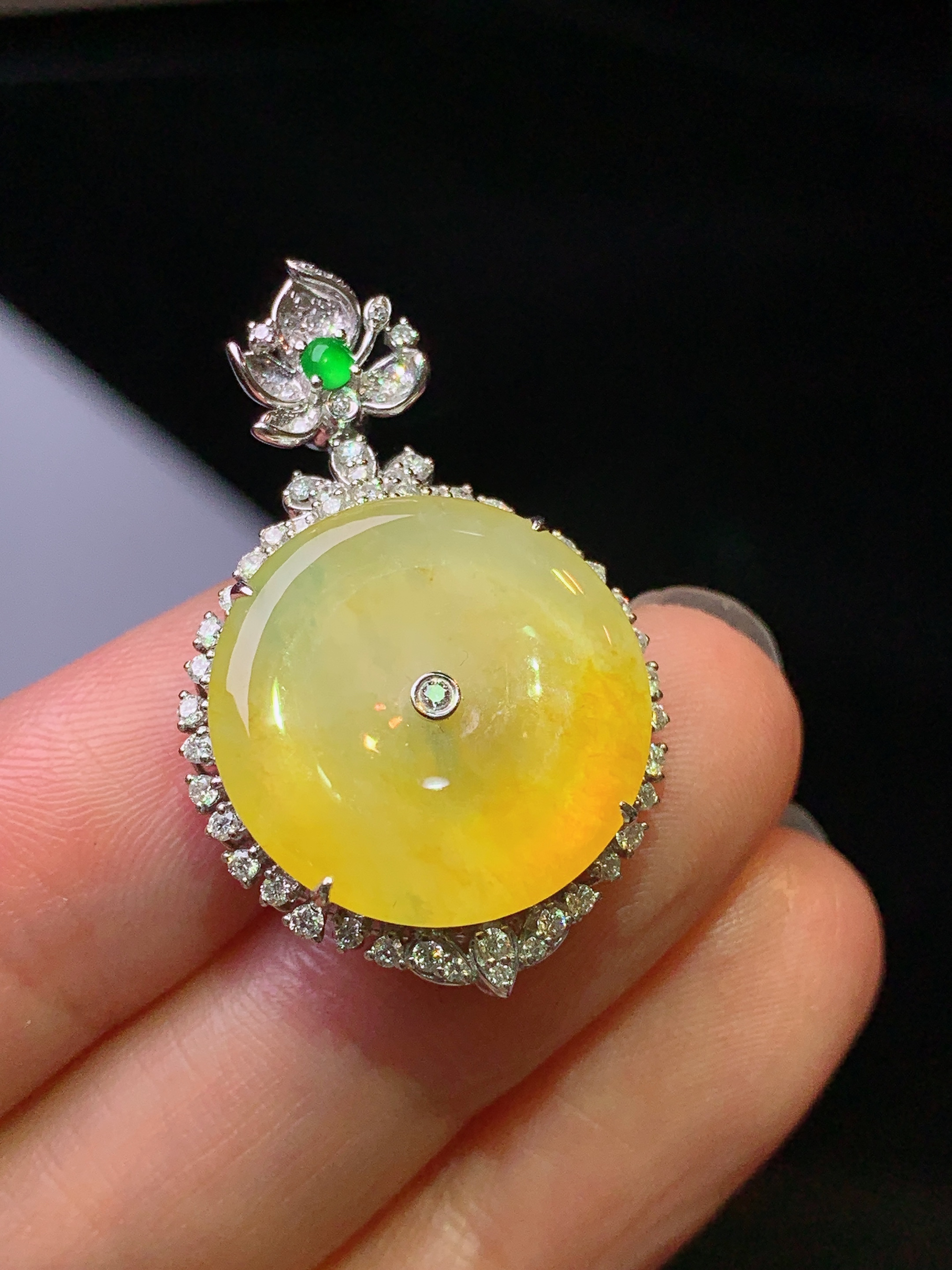 18k金钻镶嵌黄翡平安扣吊坠 玉质细腻 色泽艳丽清新 水润亮眼 整体尺寸32*20.3*8.5b1